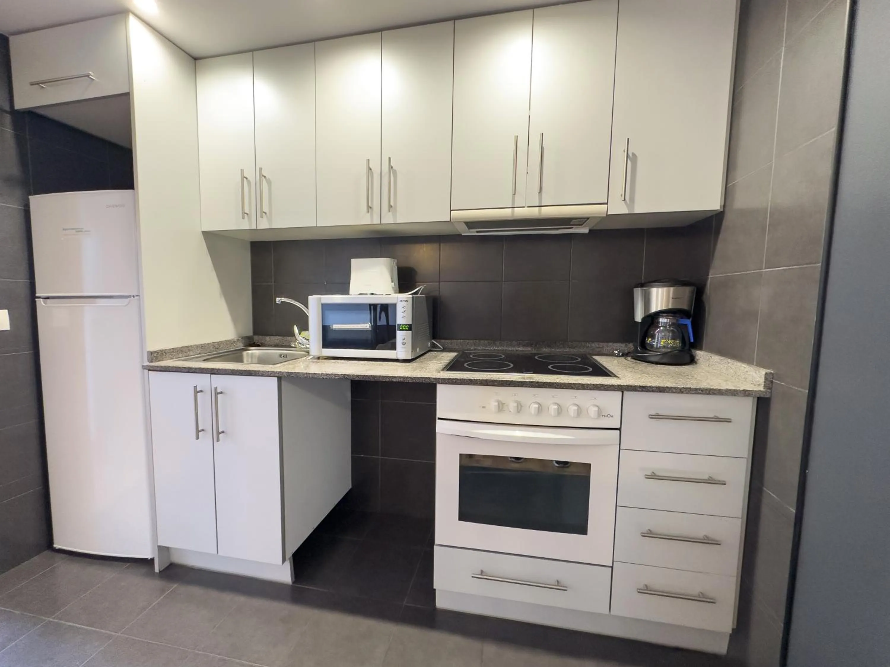 Kitchen or kitchenette in Apartamentos La Solana 3000