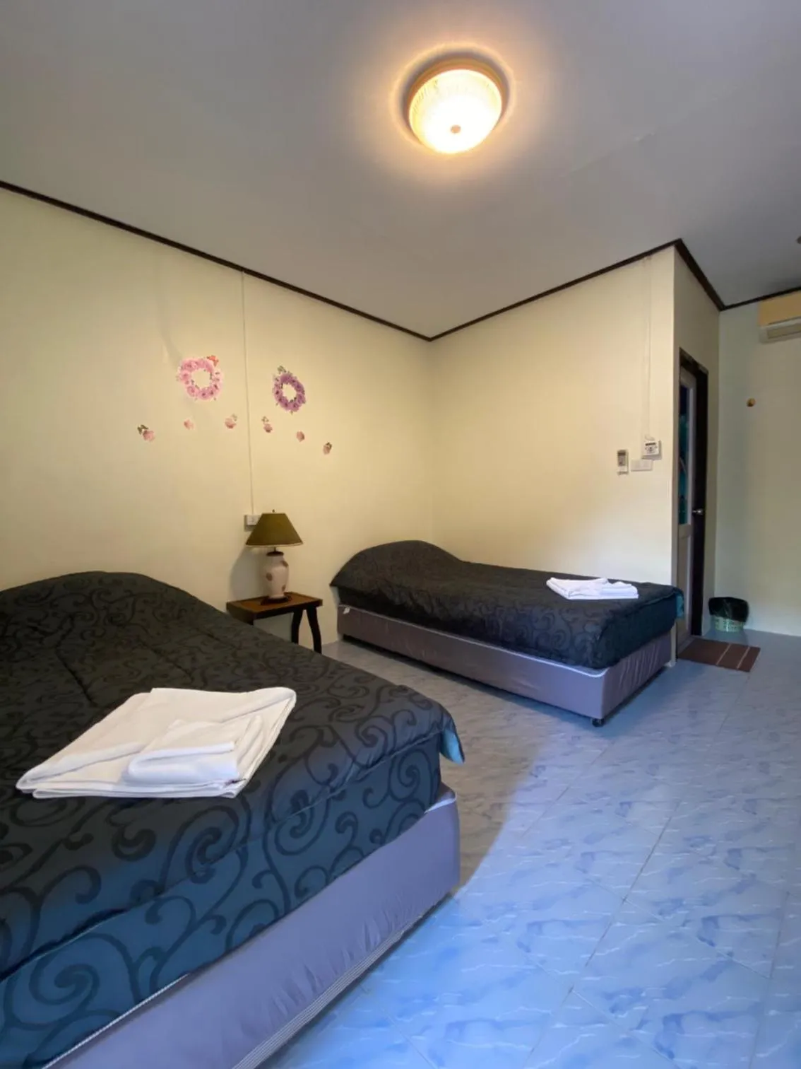 Bed in Baan Rom Mai Resort