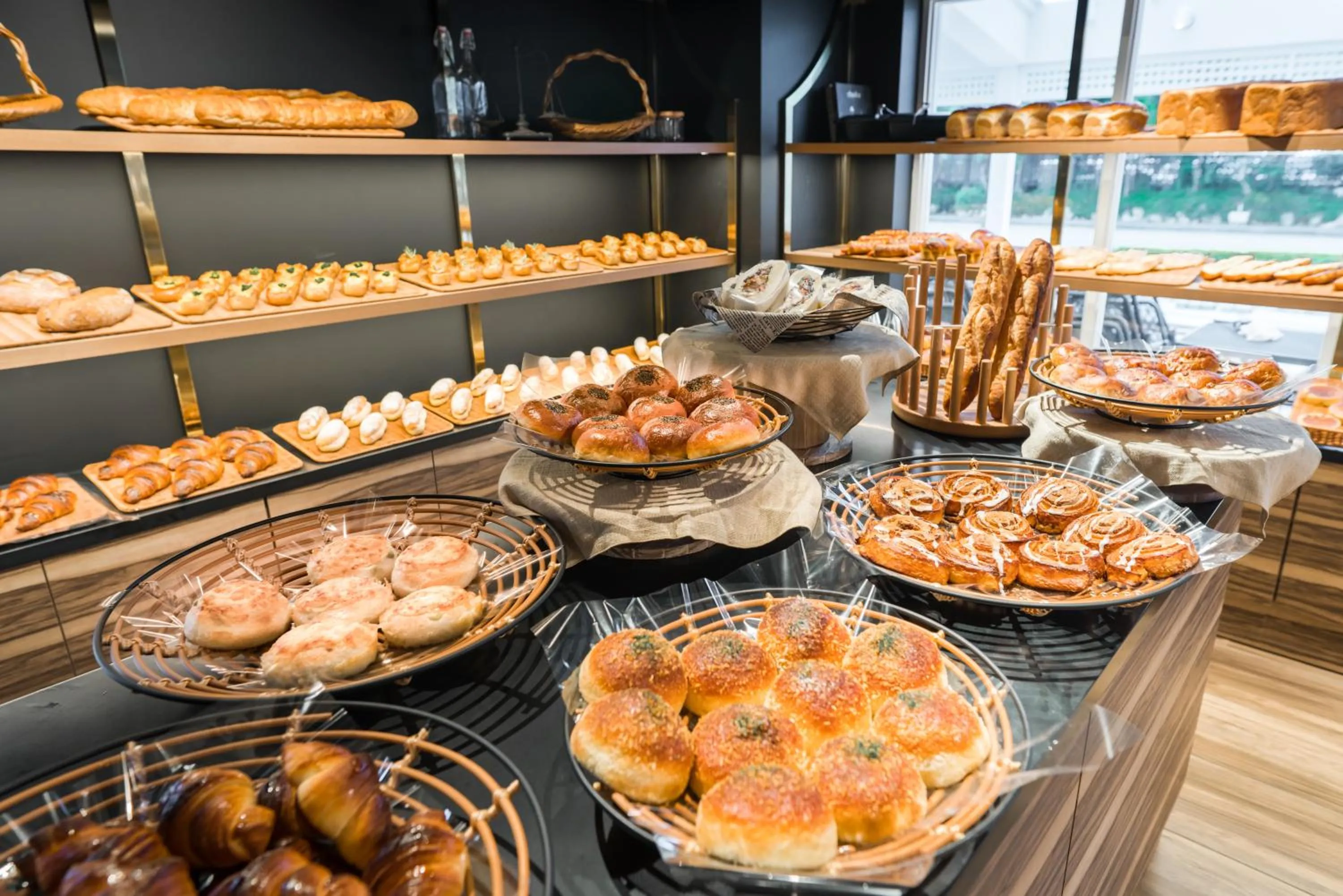 Restaurant/places to eat in Hotel Breezebay Marina