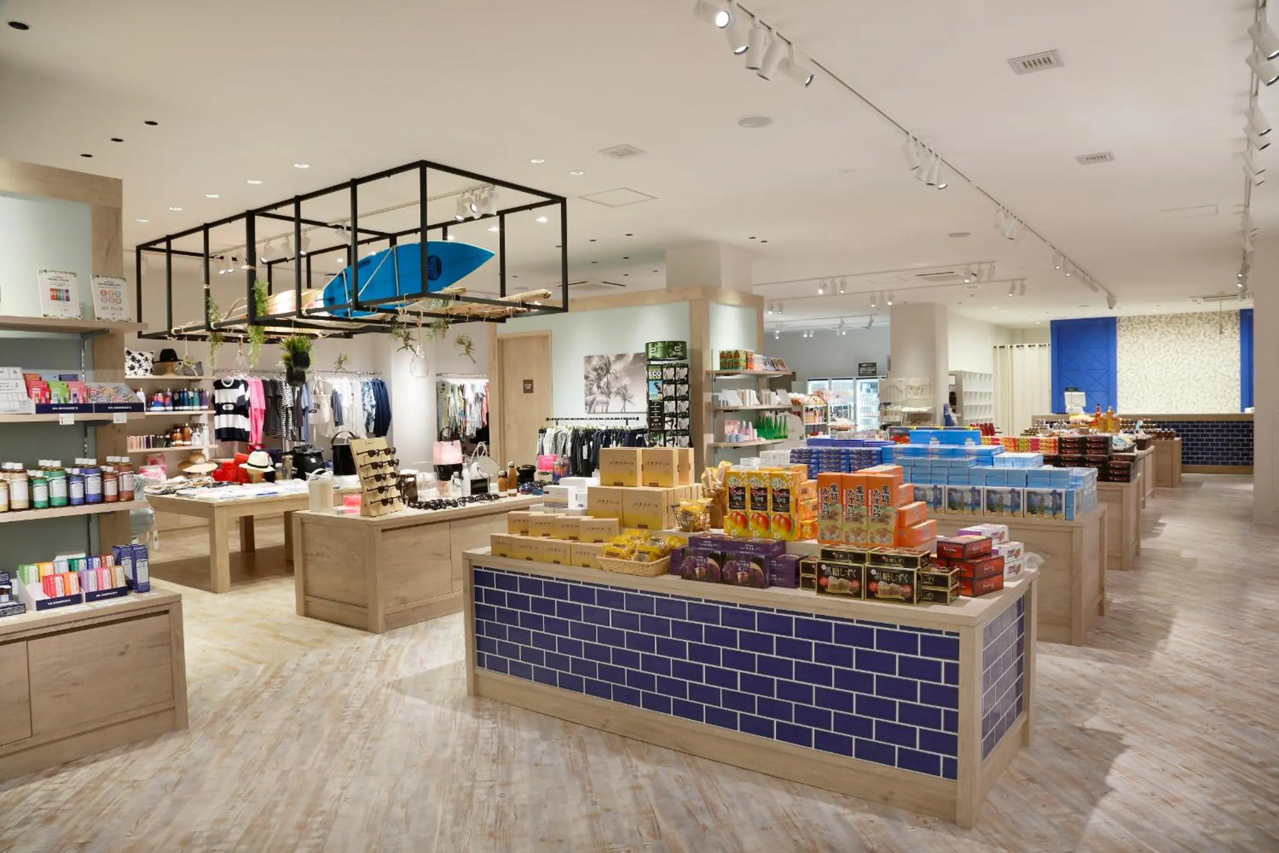 On-site shops in Hotel Breezebay Marina