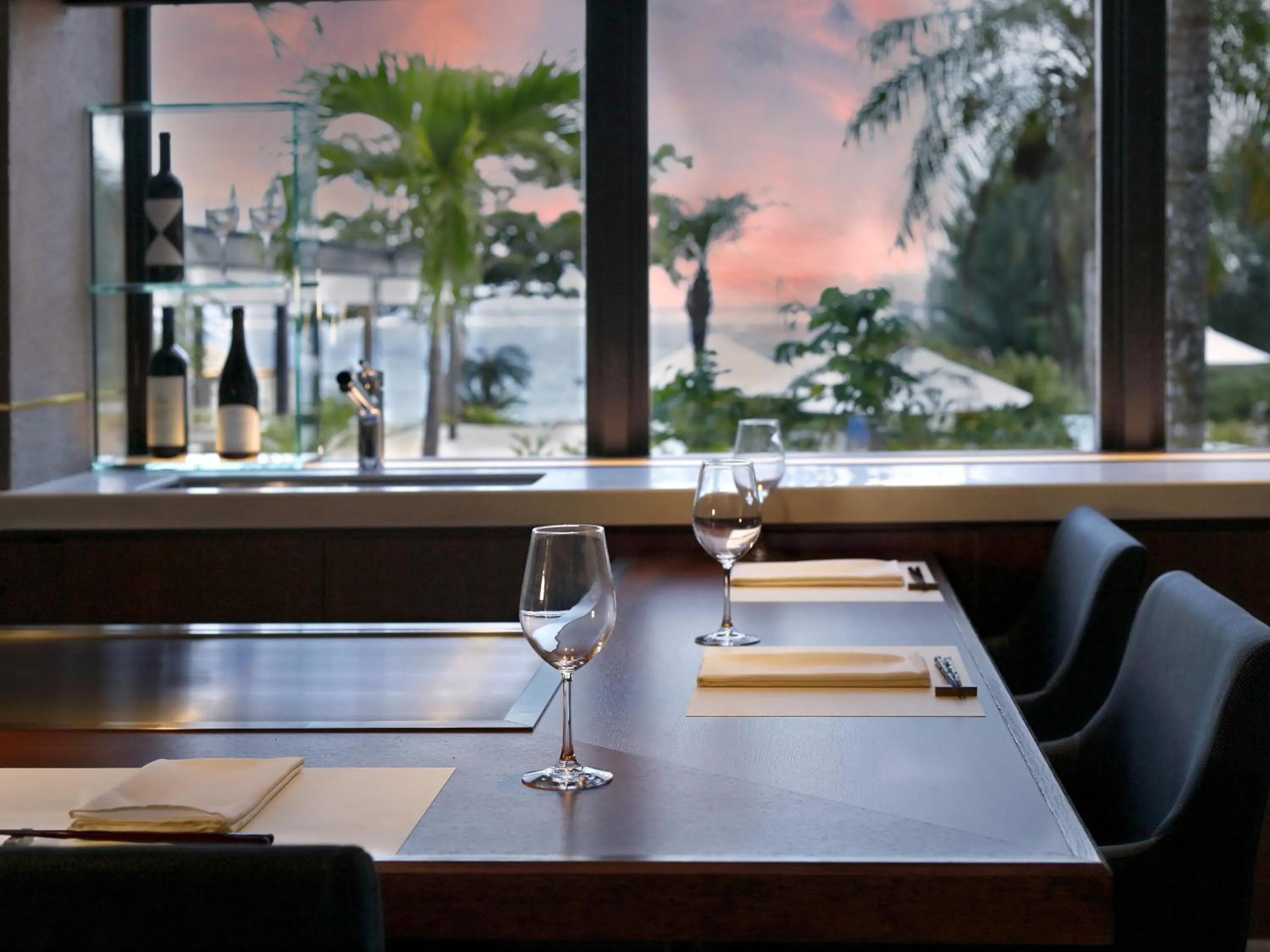 Restaurant/places to eat in Hotel Breezebay Marina