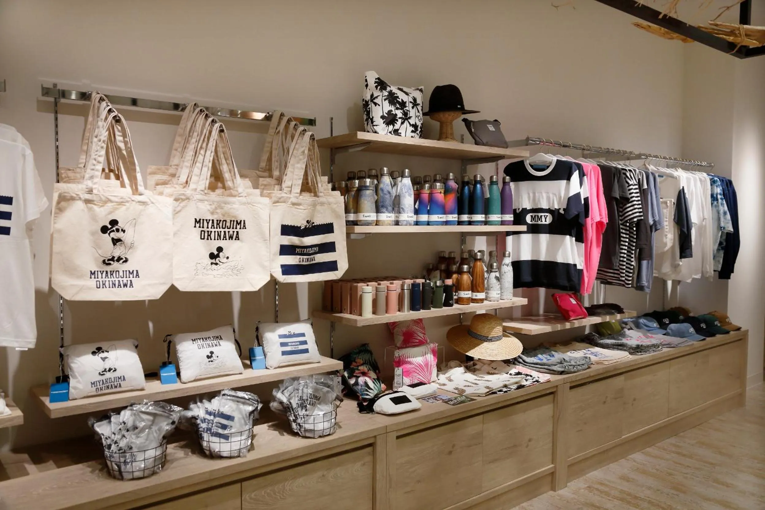 On-site shops in Hotel Breezebay Marina