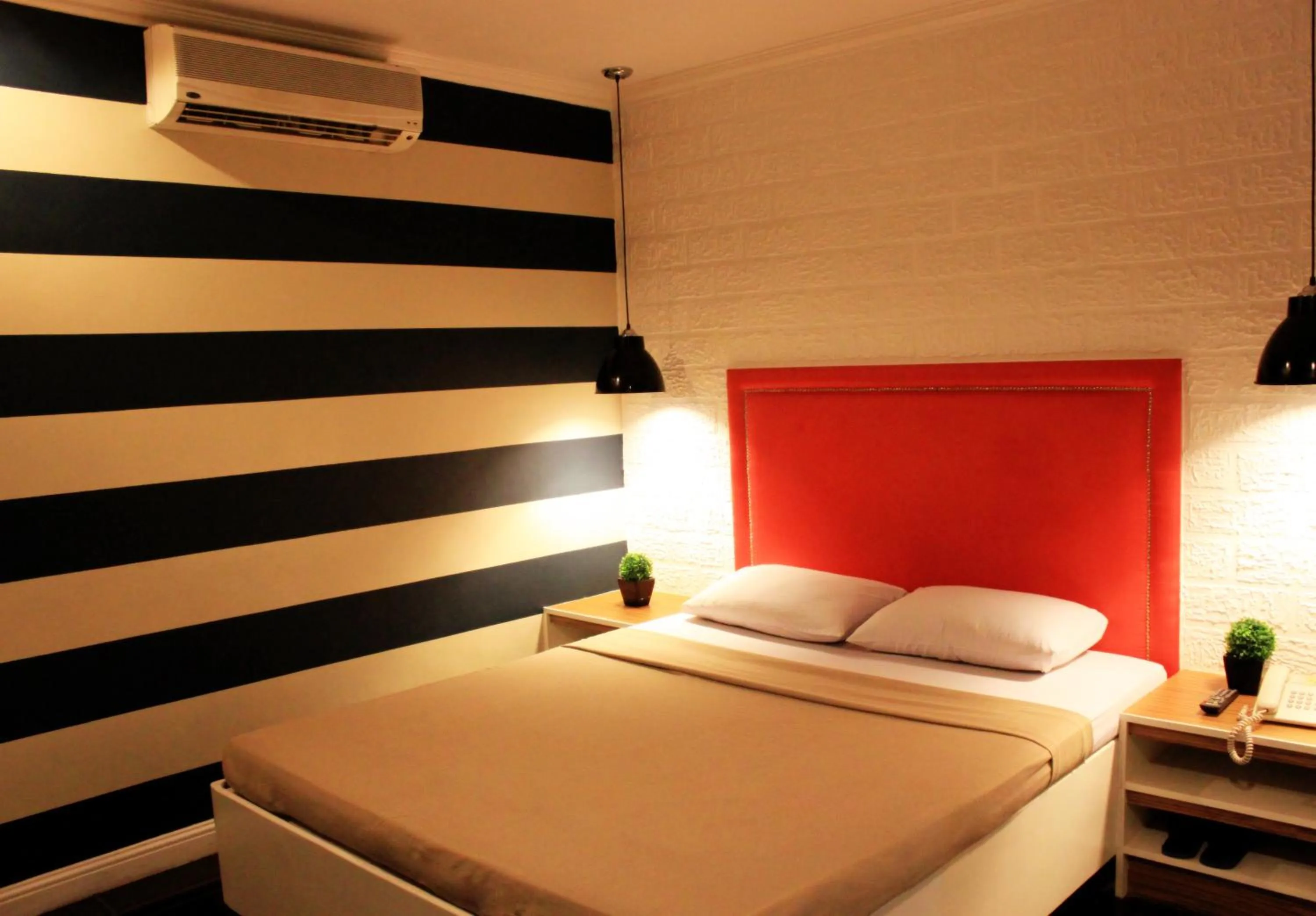 Bedroom, Bed in Urban Travellers Hotel