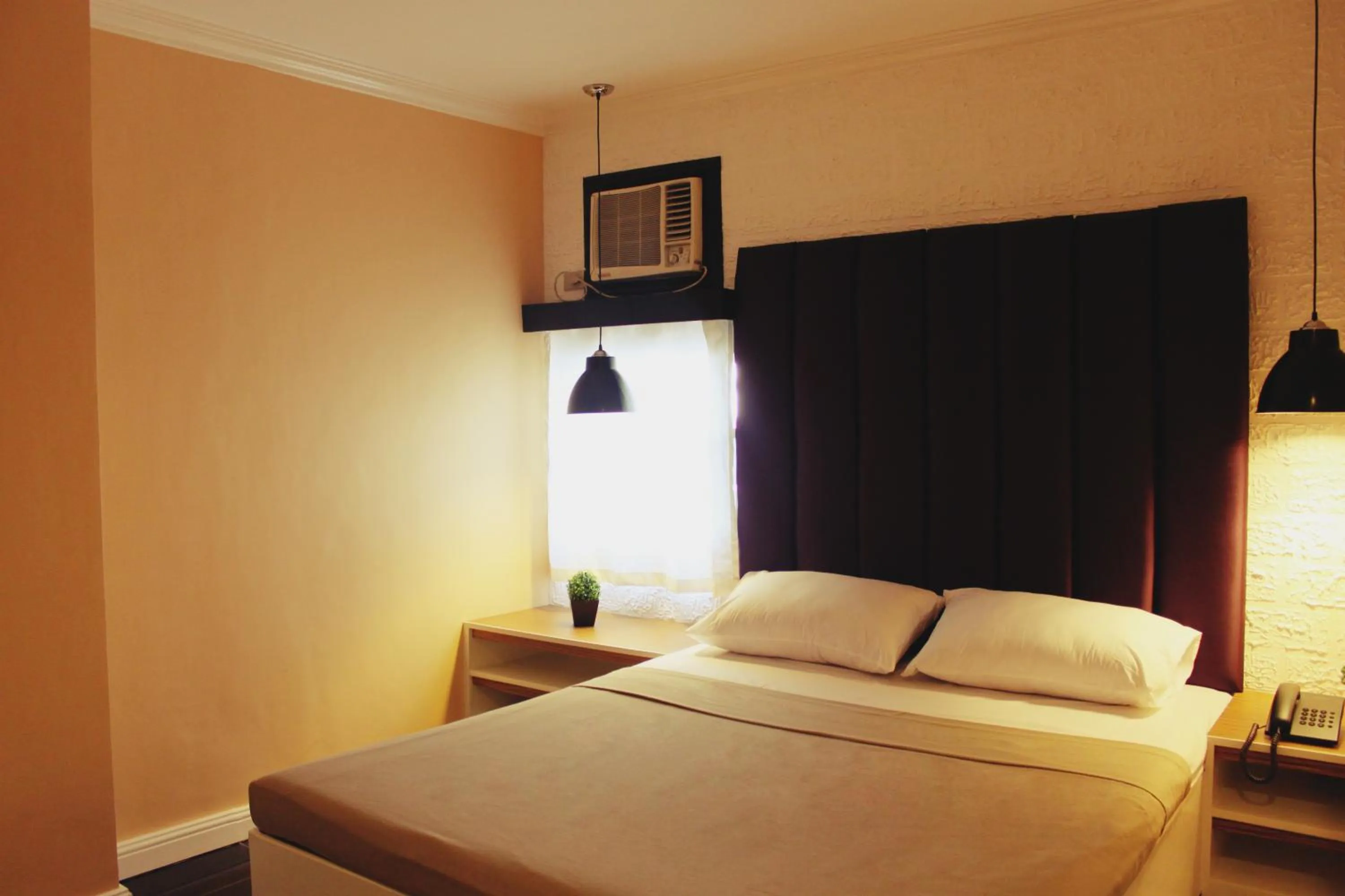 Bedroom, Bed in Urban Travellers Hotel