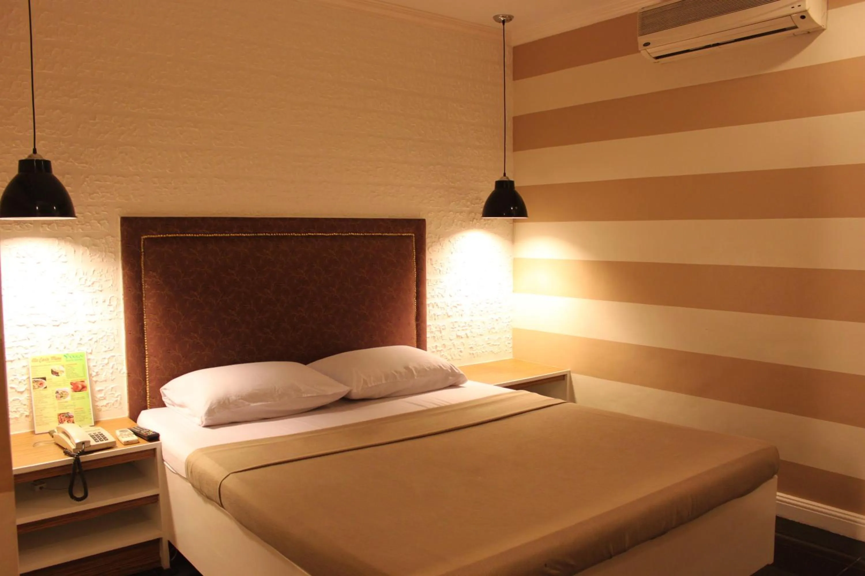 Bedroom, Bed in Urban Travellers Hotel