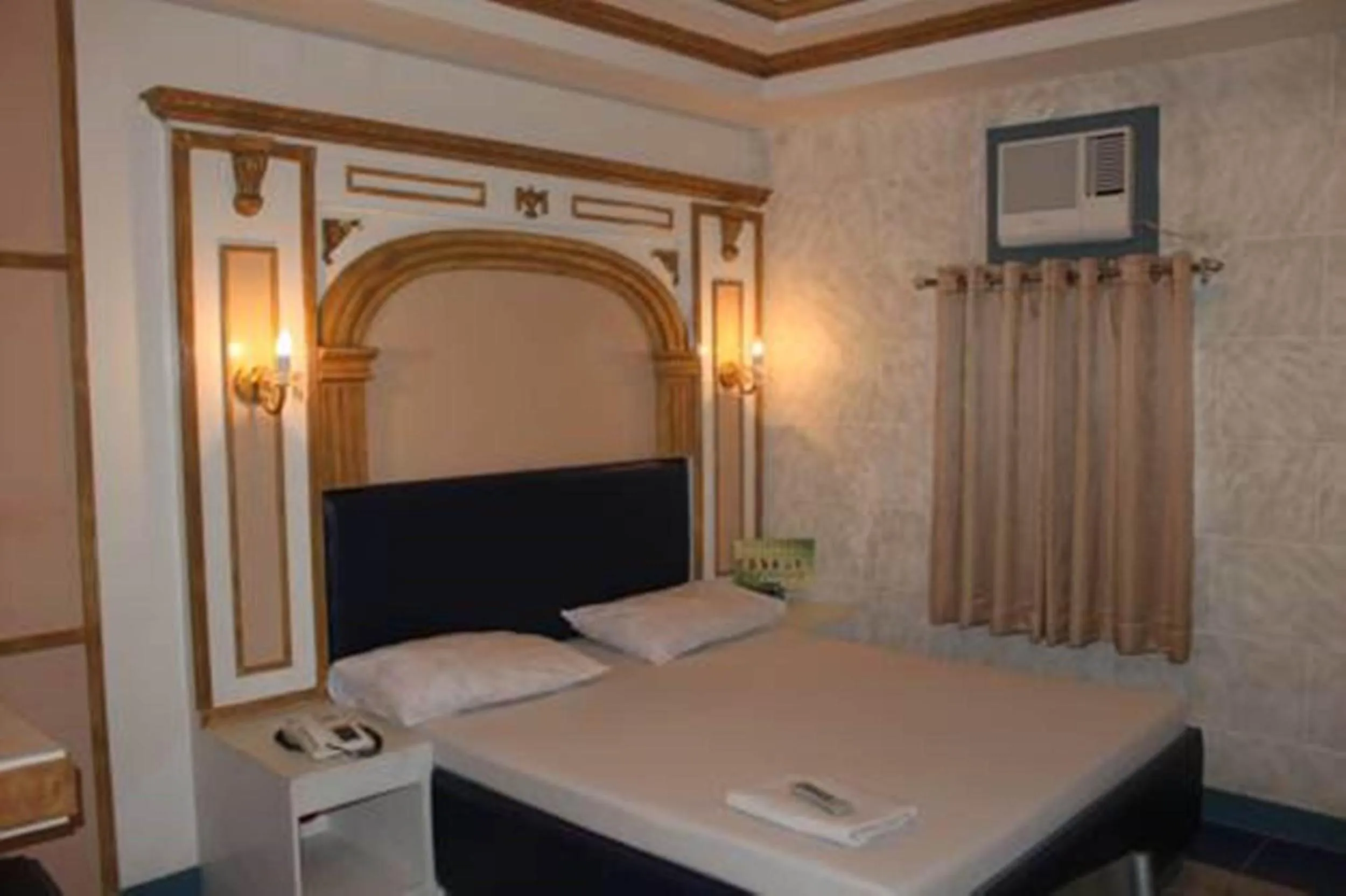 Bedroom, Bed in Urban Travellers Hotel