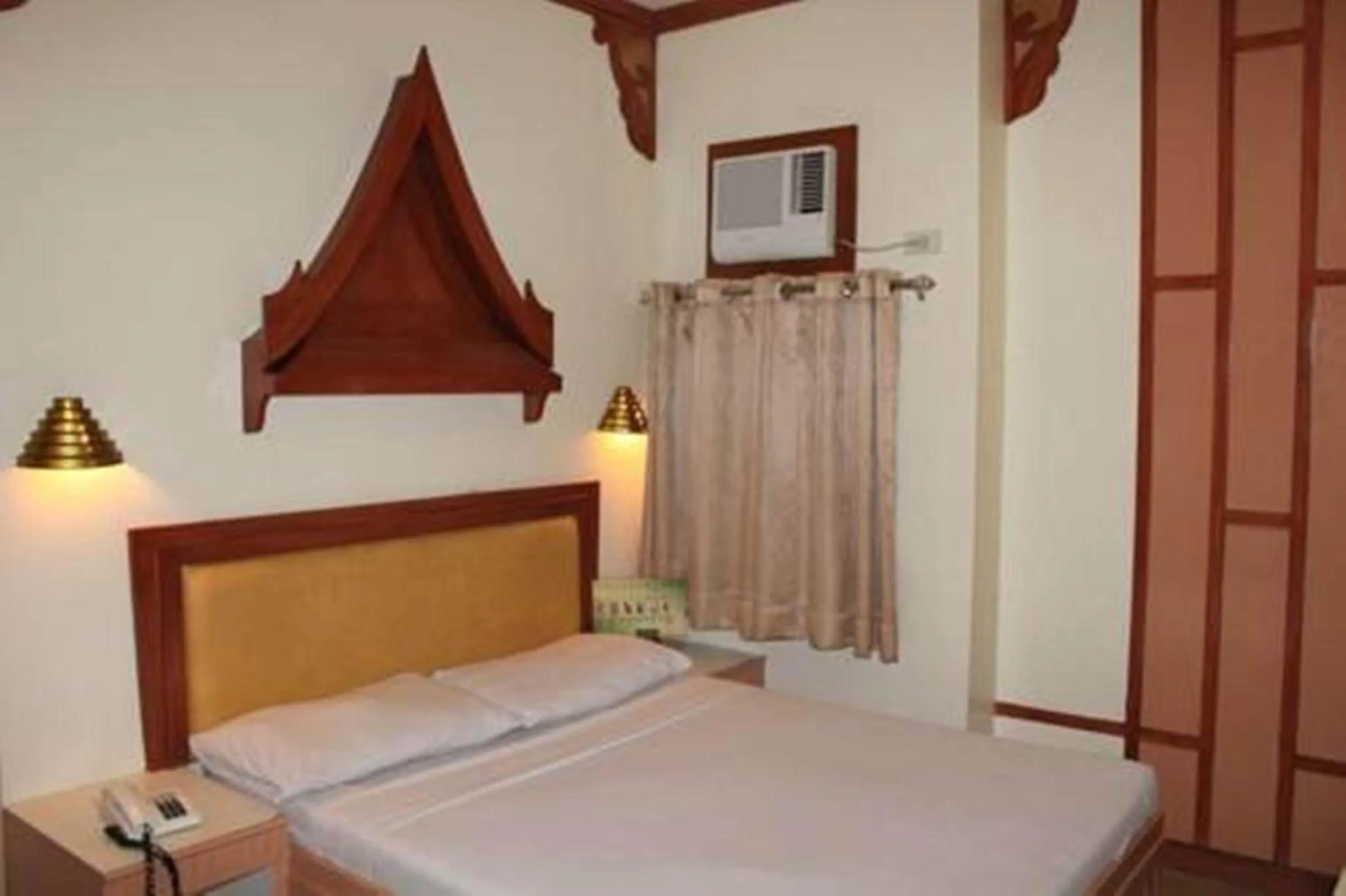 Bedroom, Bed in Urban Travellers Hotel