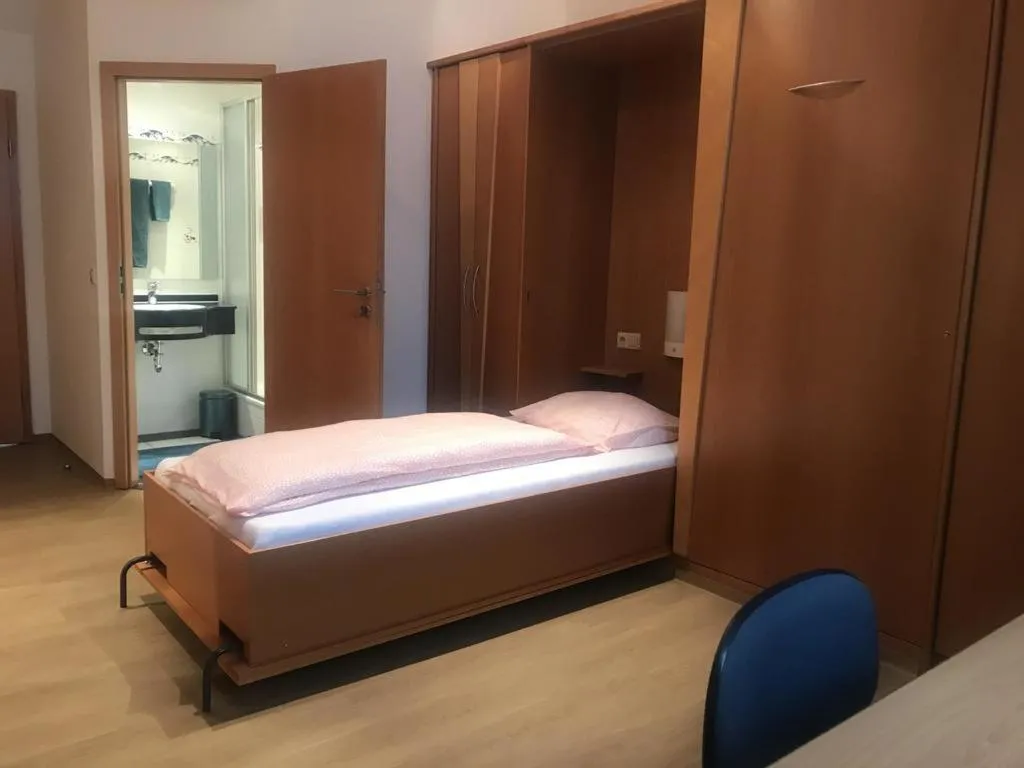 Double Room with Private Bathroom - single occupancy in Au P'tit Max - Studios hotel