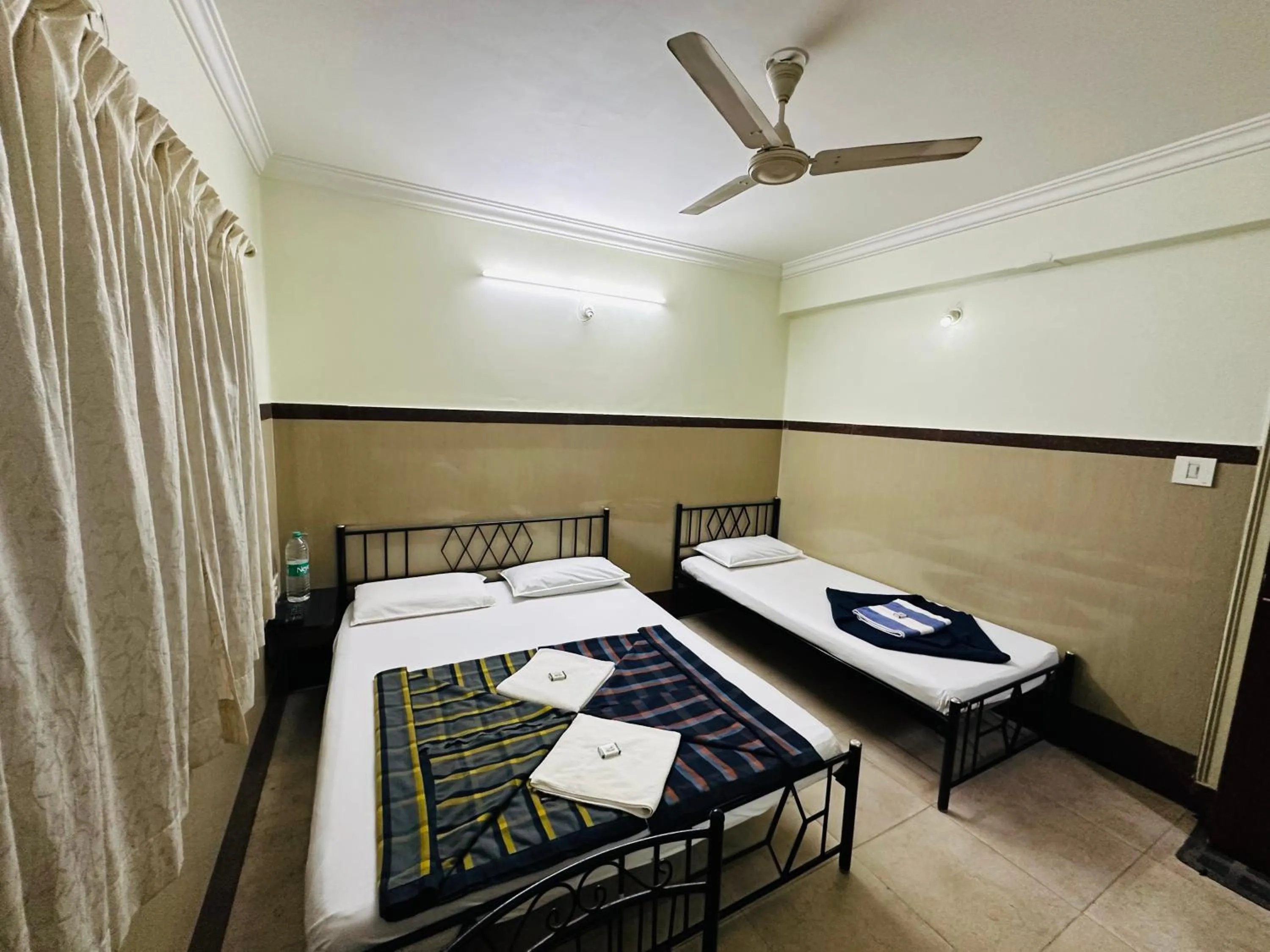Triple Room with Bathroom in Mayur Paradise