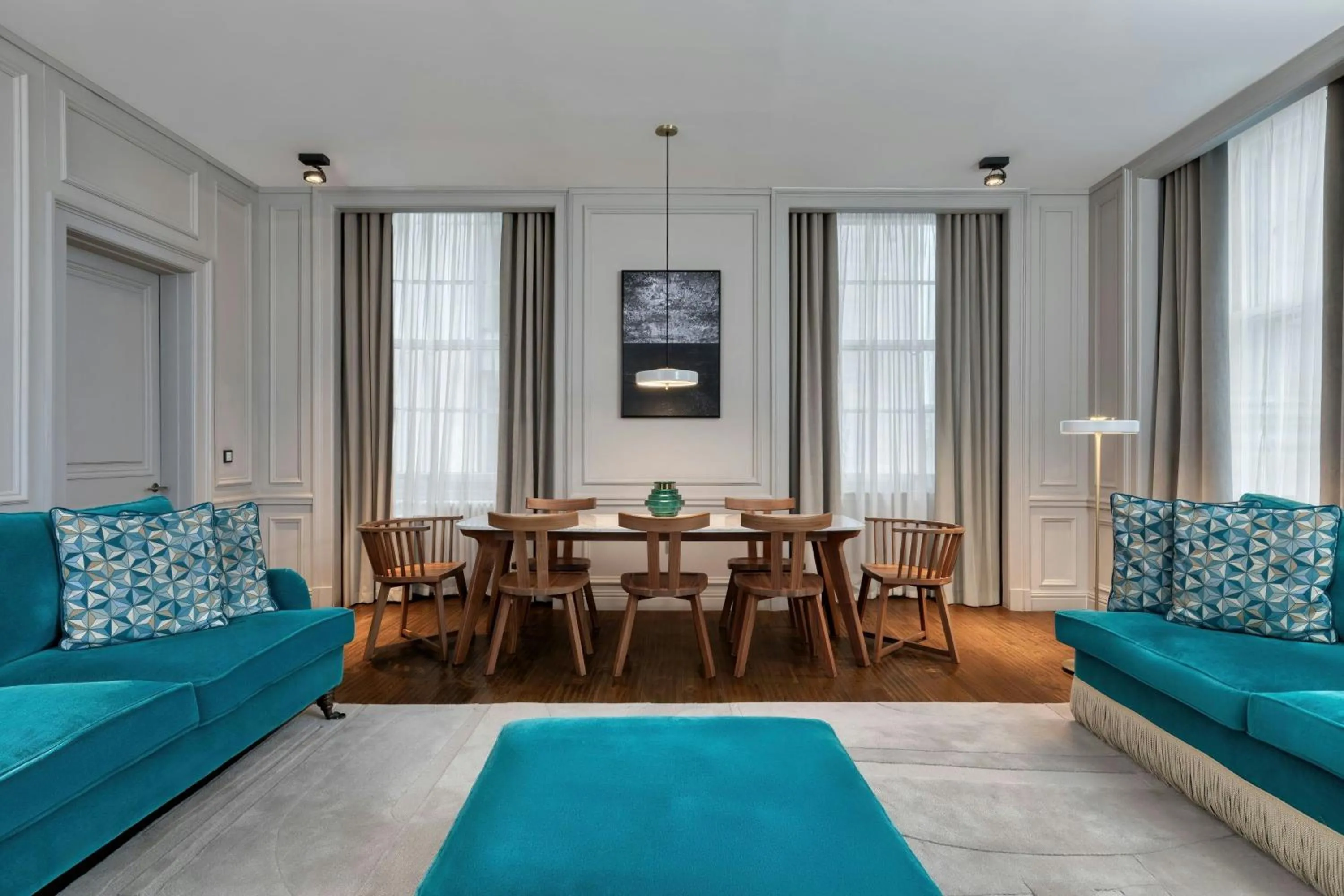 Lounge or bar in The Edinburgh Grand, a Luxury Collection Hotel, Edinburgh