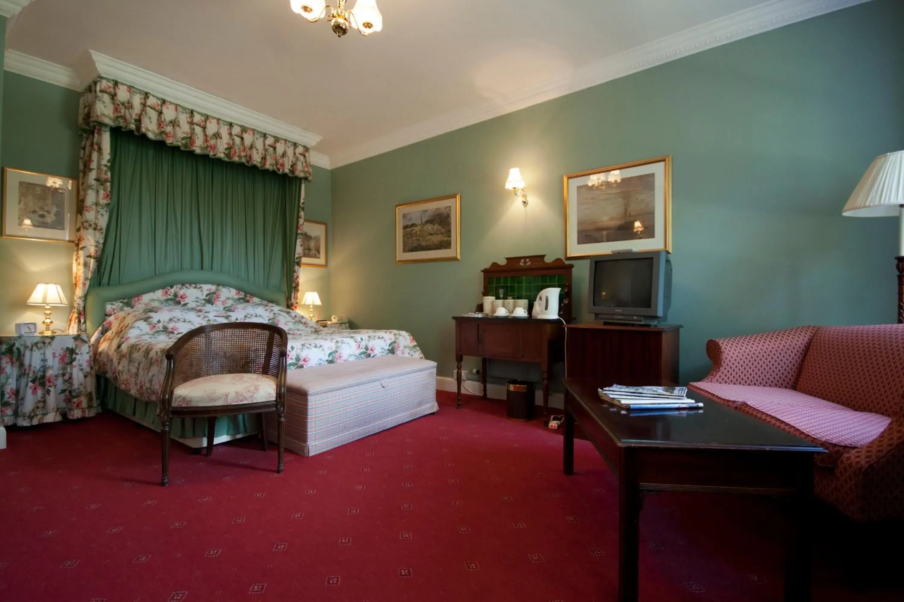 Photo of the whole room, Bed in Corse Lawn House Hotel