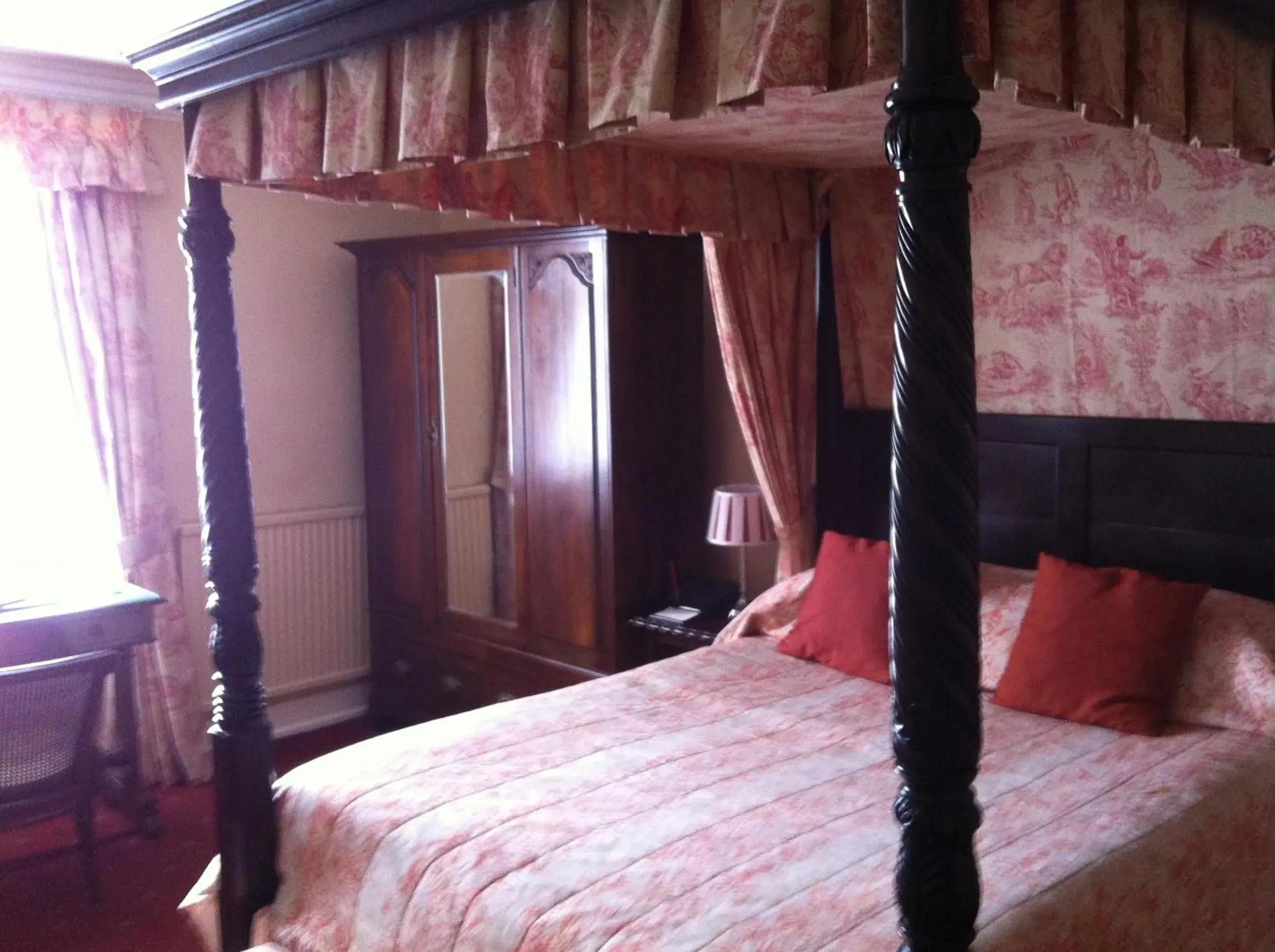 Bed in Corse Lawn House Hotel