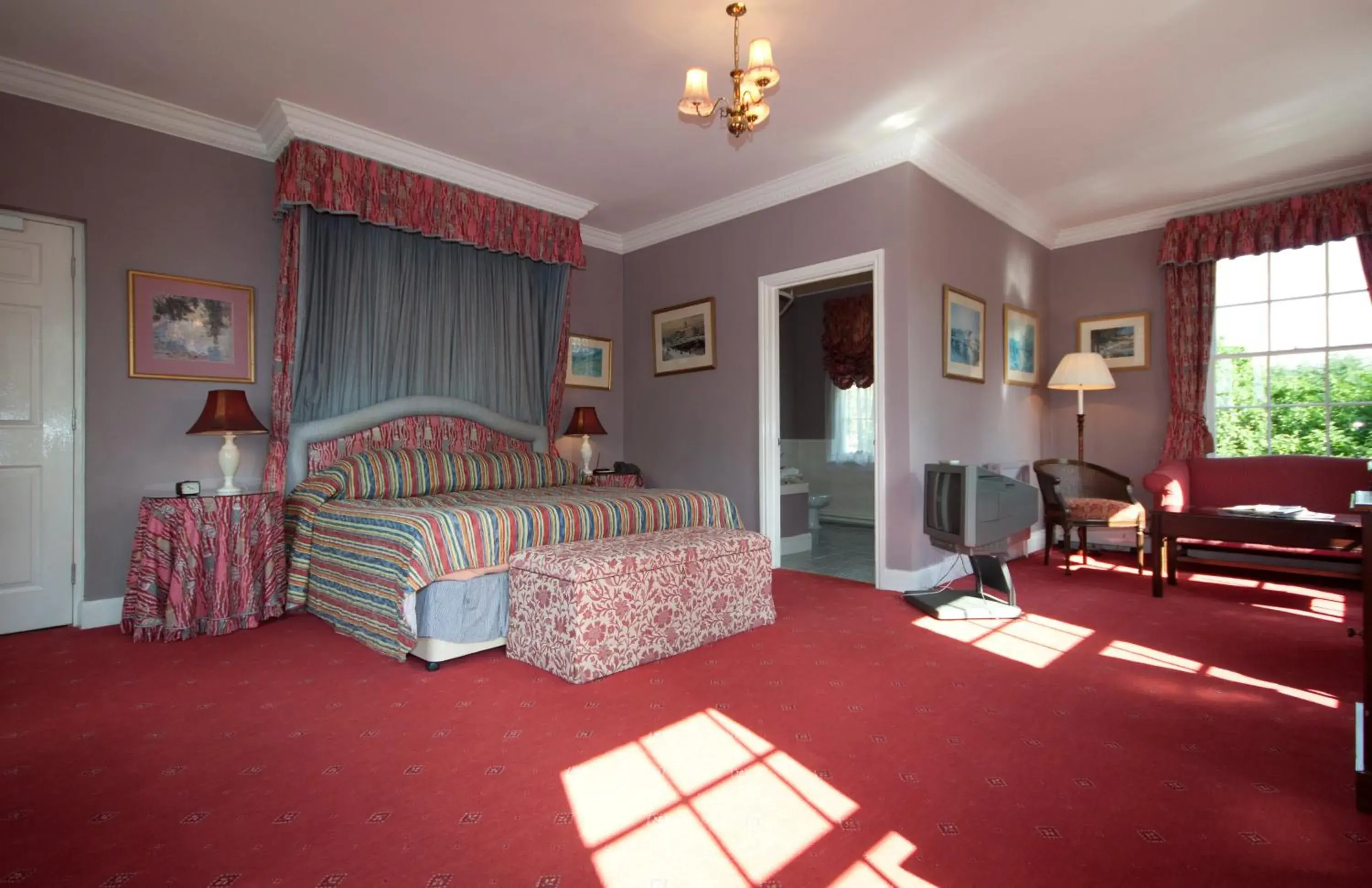 Photo of the whole room, Bed in Corse Lawn House Hotel