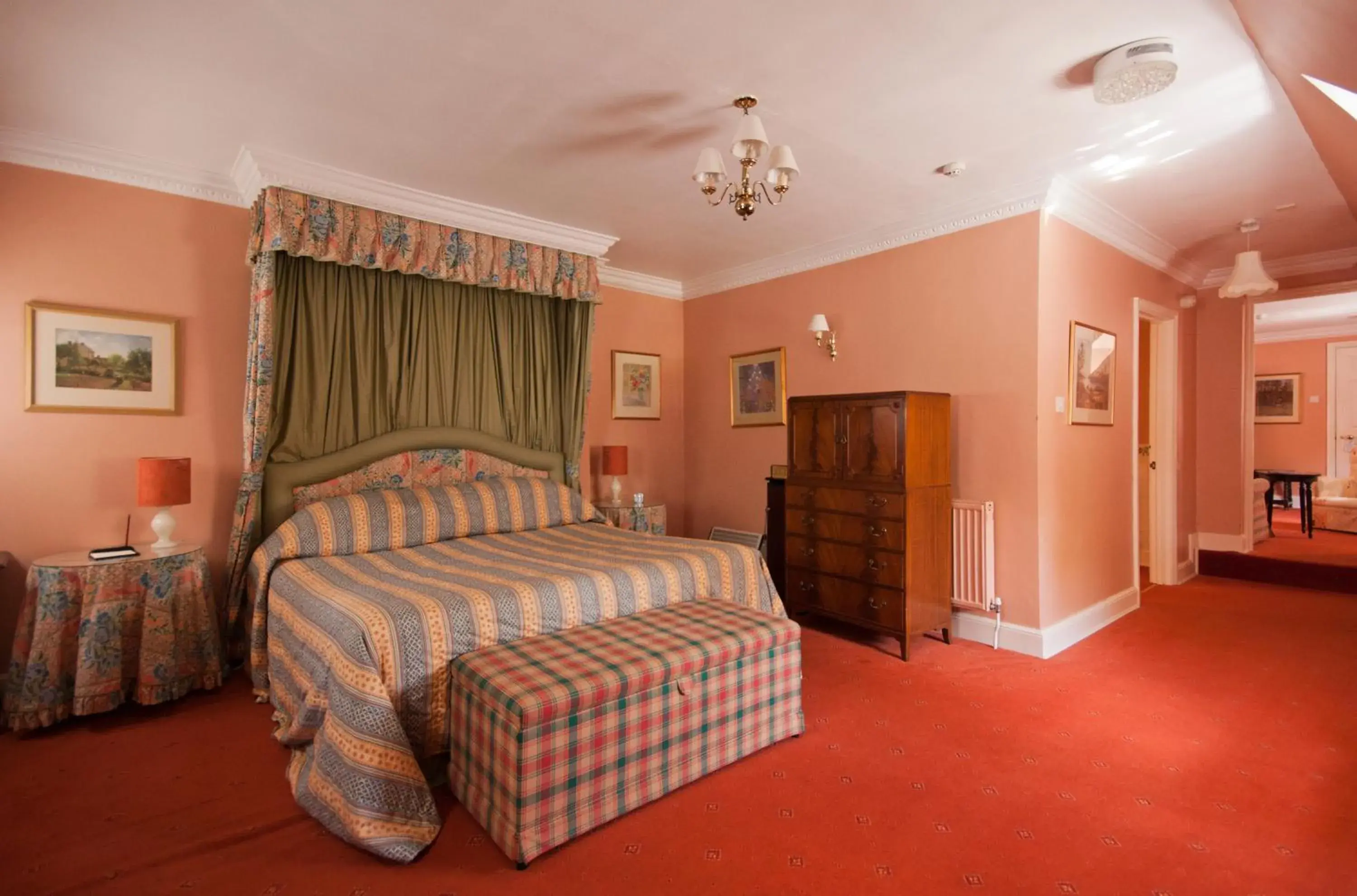 Photo of the whole room, Bed in Corse Lawn House Hotel