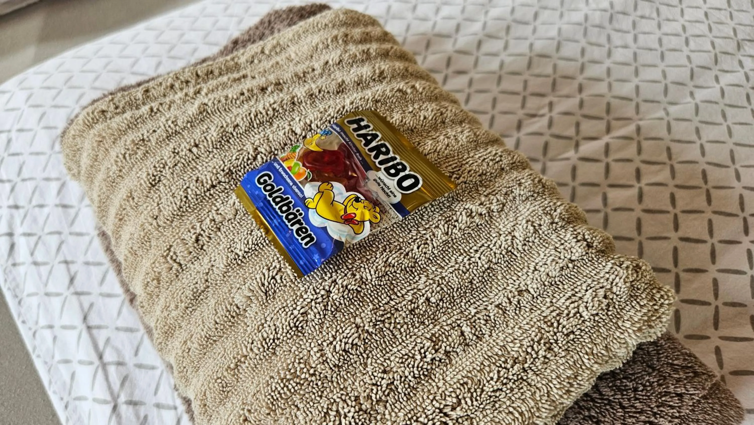 Bed in Hotel Dorfkrug Büsum - günstige Altbauzimmer Am Oland