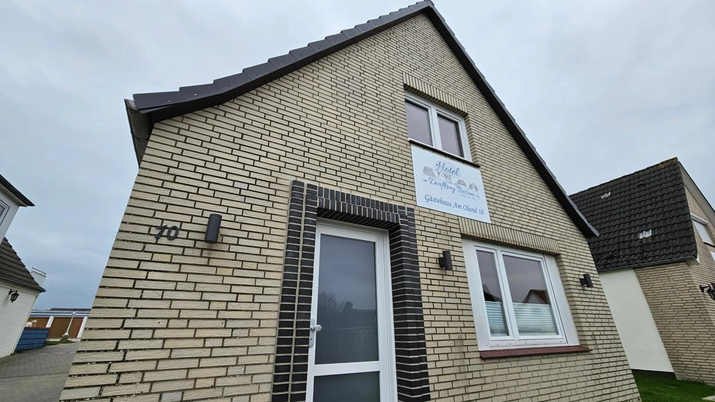 Property building in Hotel Dorfkrug Büsum - günstige Altbauzimmer Am Oland