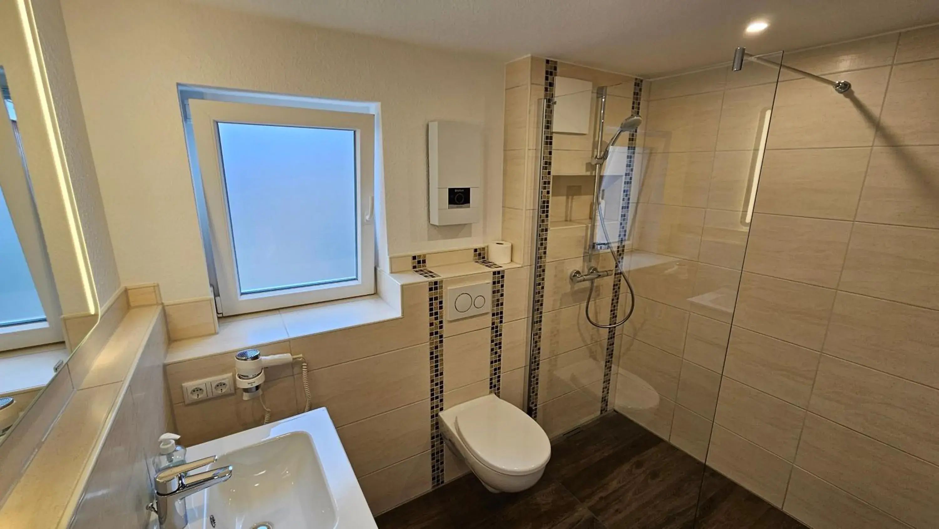 Single Room with Shared Bathroom - single occupancy in Hotel Dorfkrug Büsum - günstige Altbauzimmer Am Oland Single Room with Shared Bathroom - single occupancy in Hotel Dorfkrug Büsum - günstige Altbauzimmer Am Oland