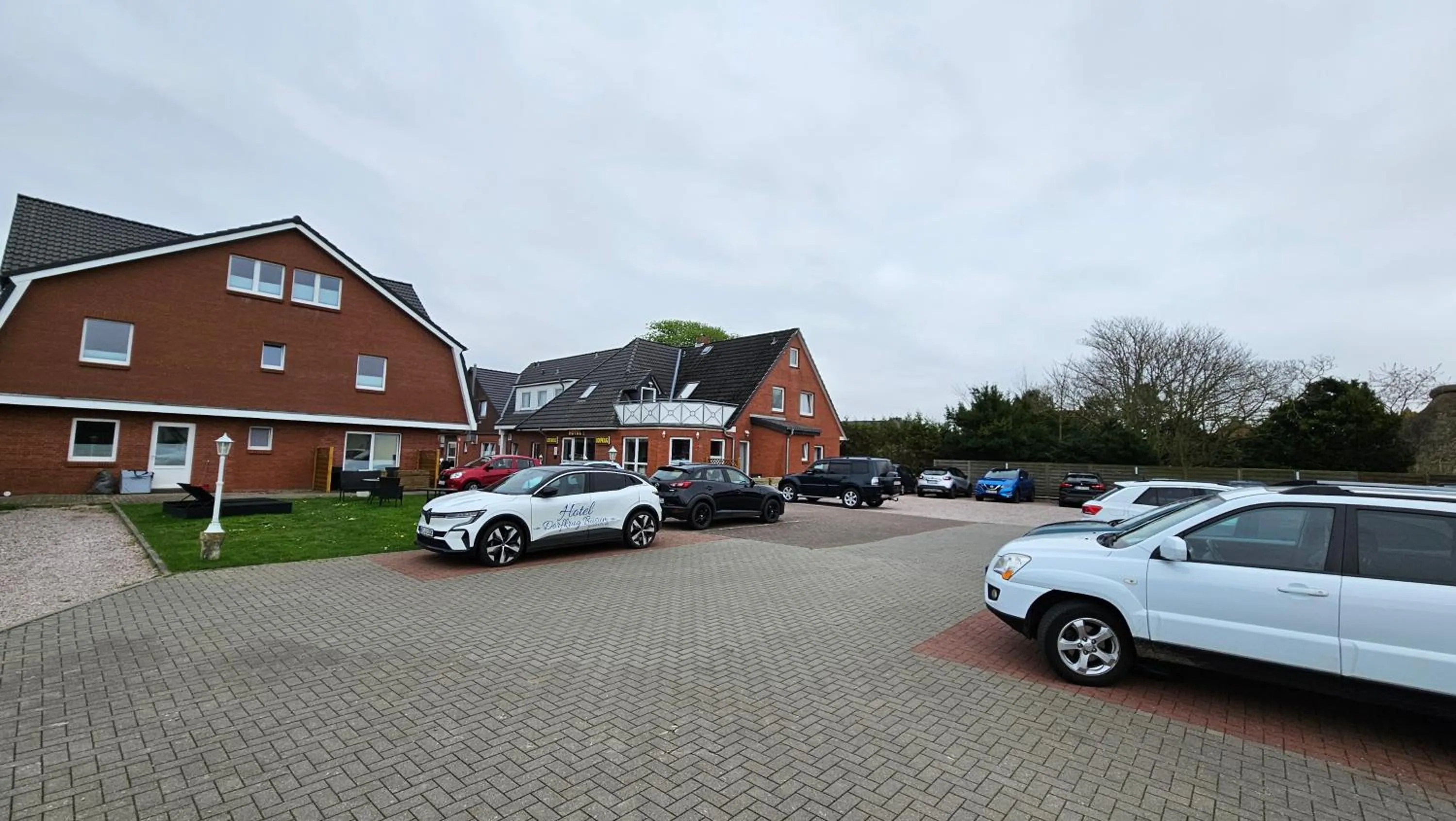 Parking in Hotel Dorfkrug Büsum - günstige Altbauzimmer Am Oland