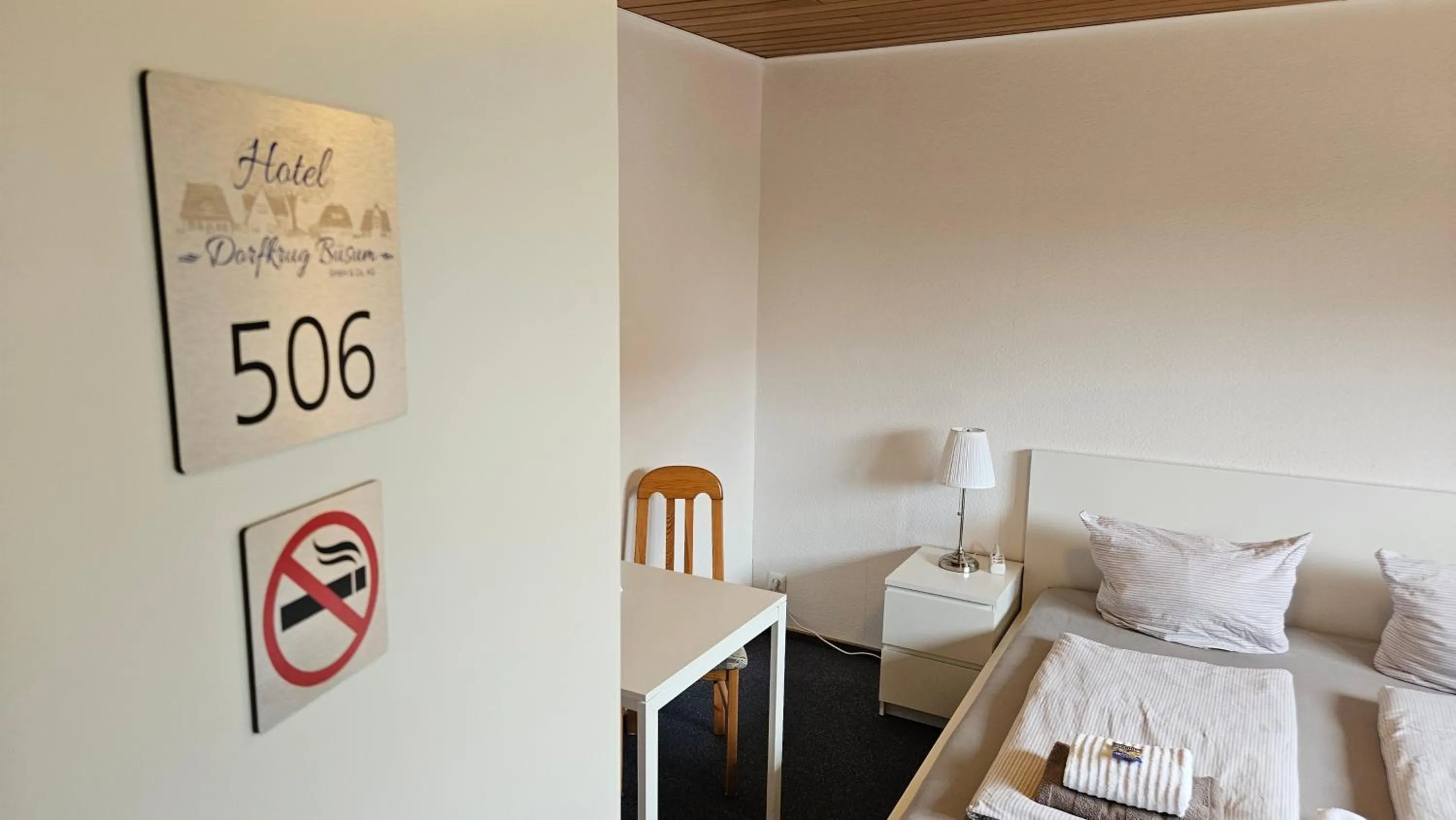 Bed in Hotel Dorfkrug Büsum - günstige Altbauzimmer Am Oland