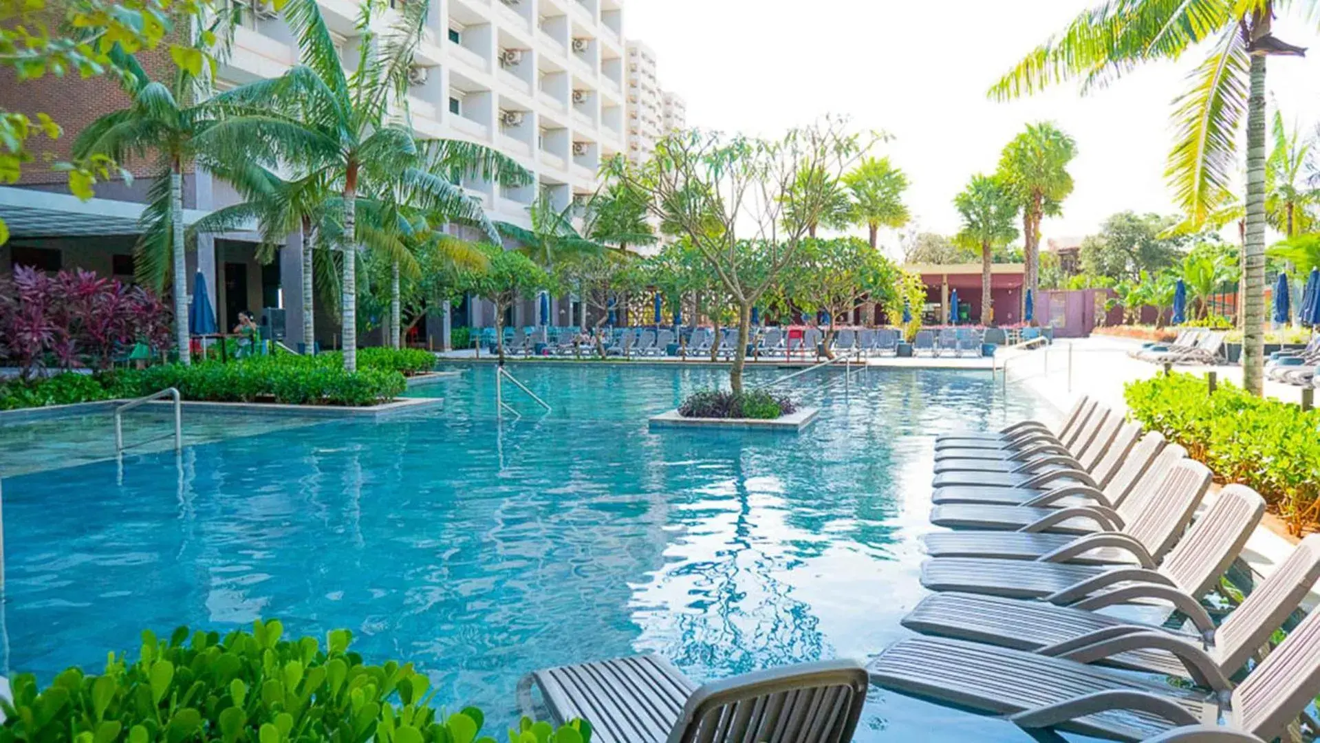 Swimming pool in Hot Beach Resort Swimming pool in Hot Beach Resort