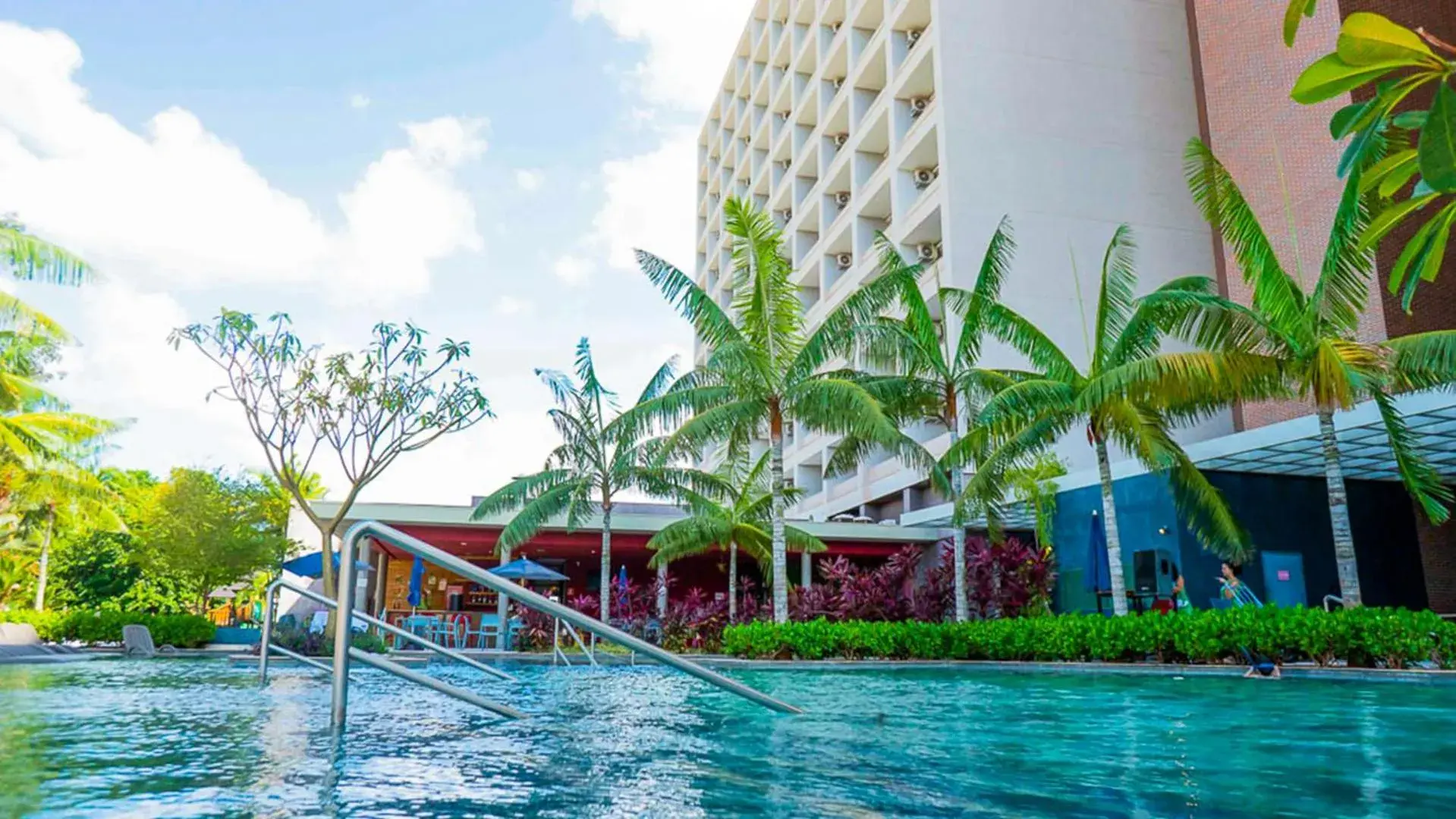 Pool view in Hot Beach Resort Pool view in Hot Beach Resort