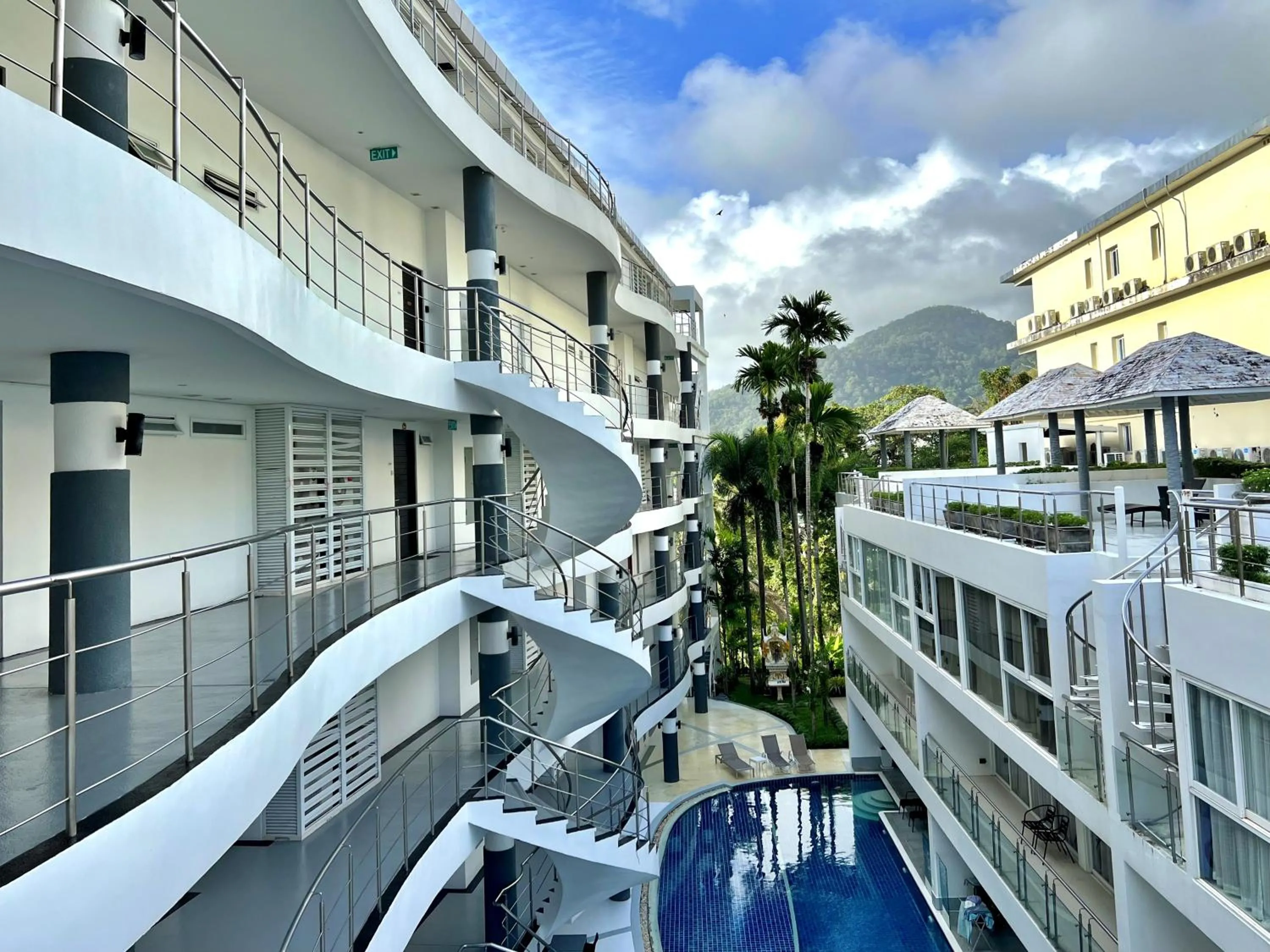 Property building in Sunset Plaza by RESAVA