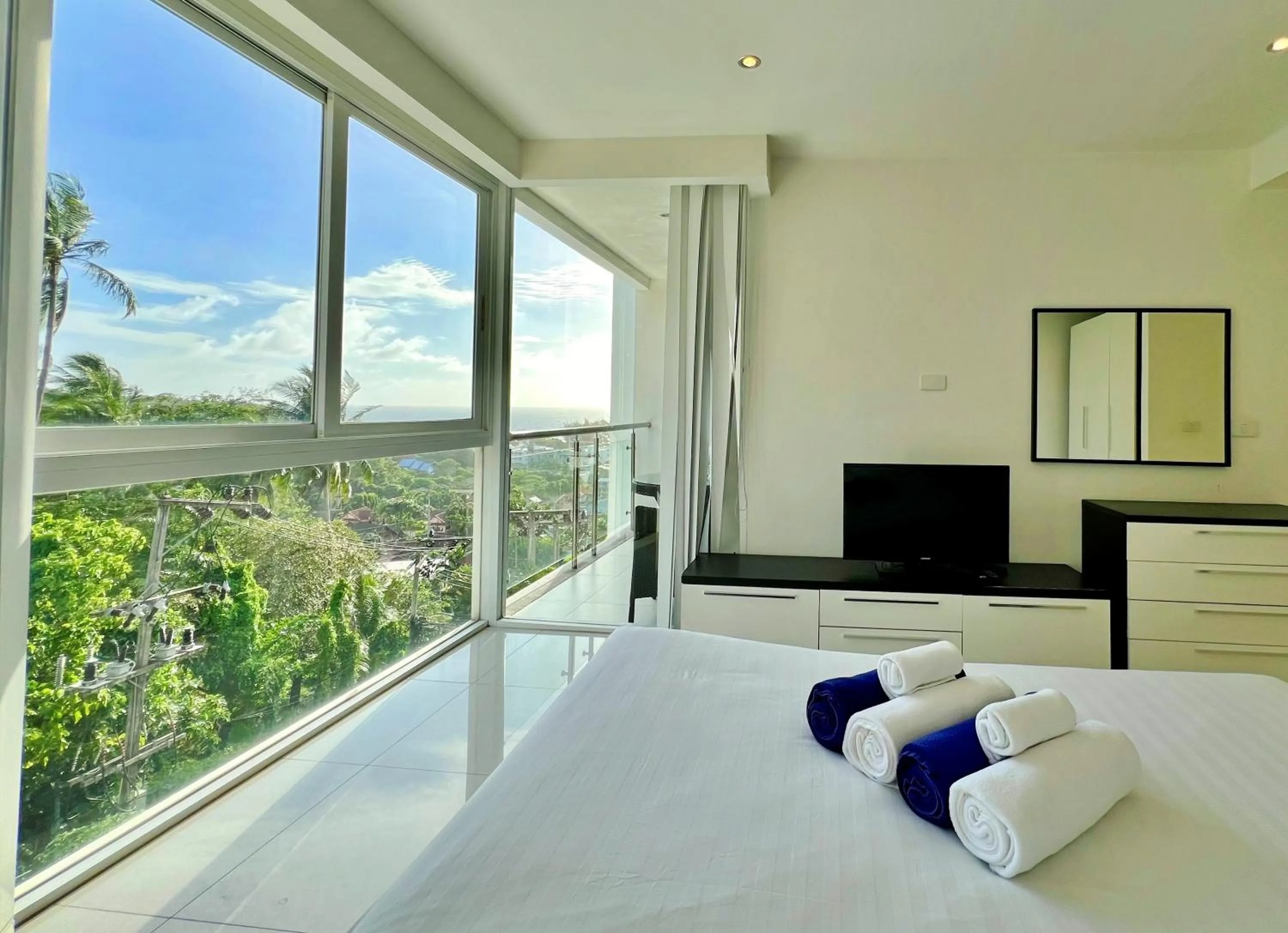 Bed in Sunset Plaza by RESAVA