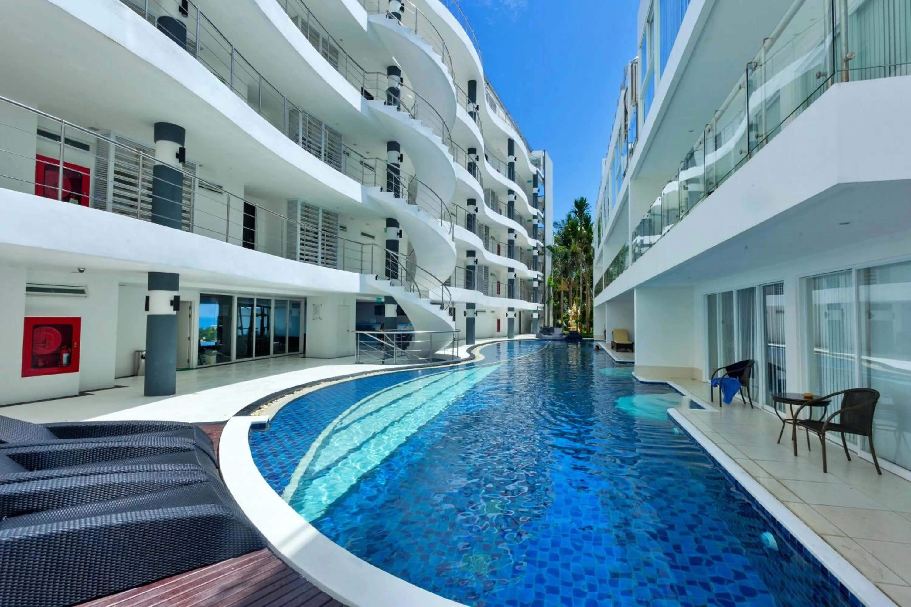 Property building in Sunset Plaza by RESAVA