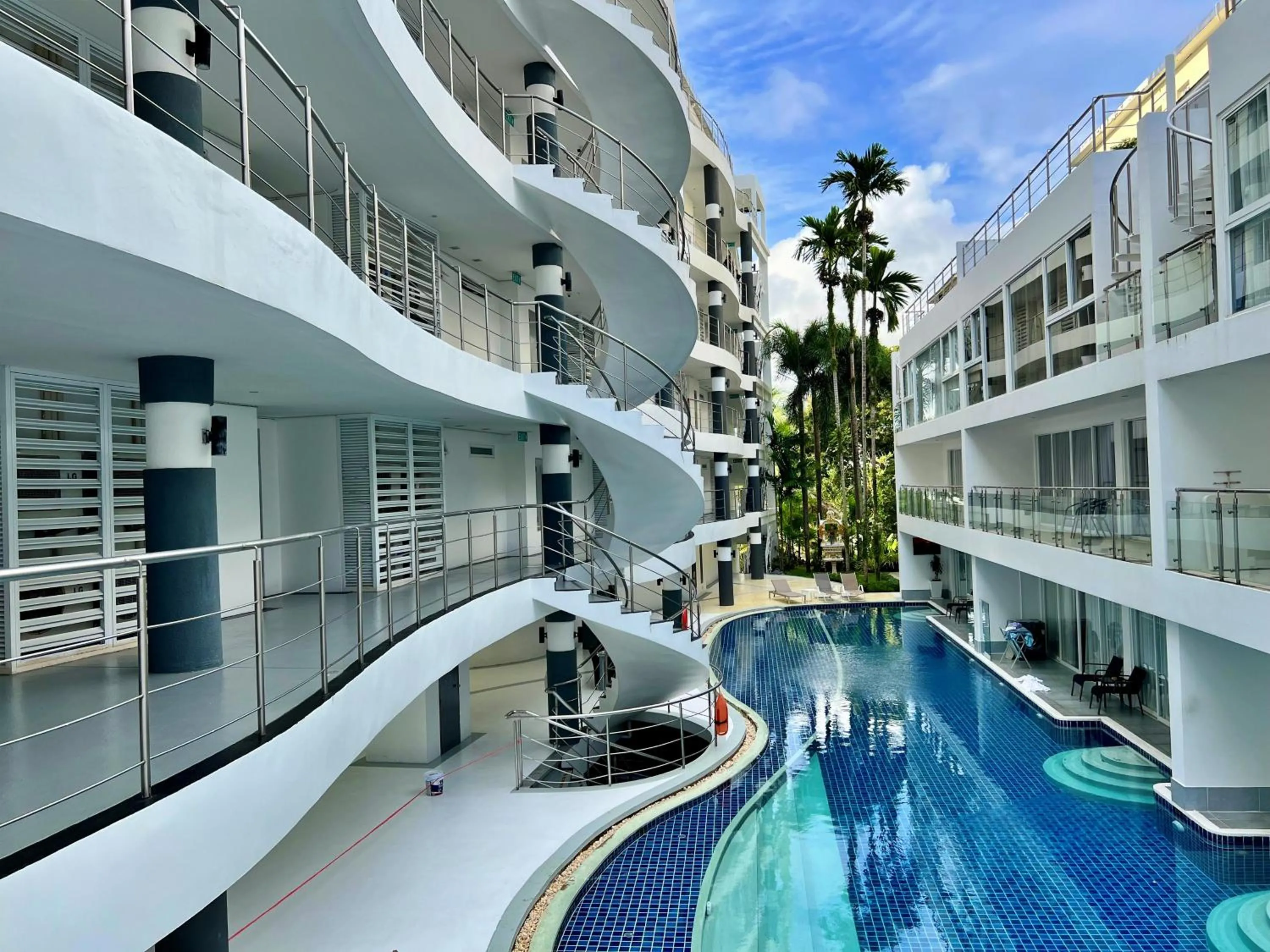 Property building in Sunset Plaza by RESAVA