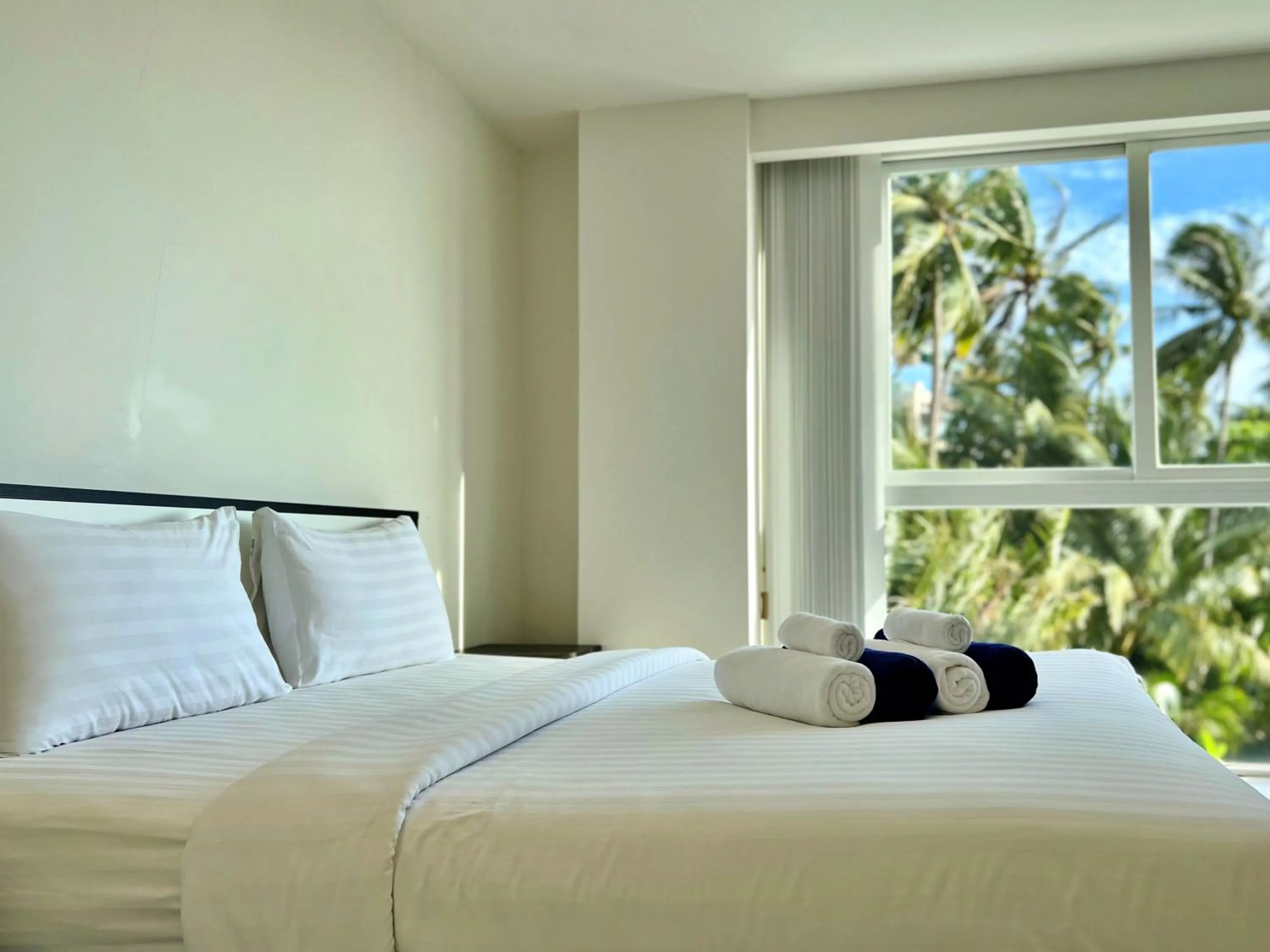 Bedroom, Bed in Sunset Plaza by RESAVA