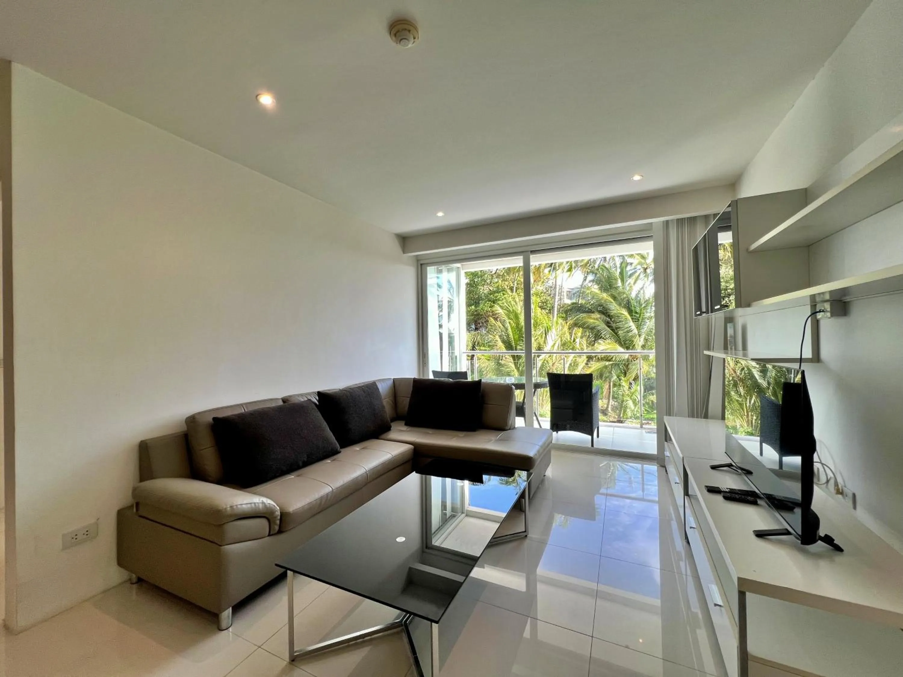 Living room in Sunset Plaza by RESAVA