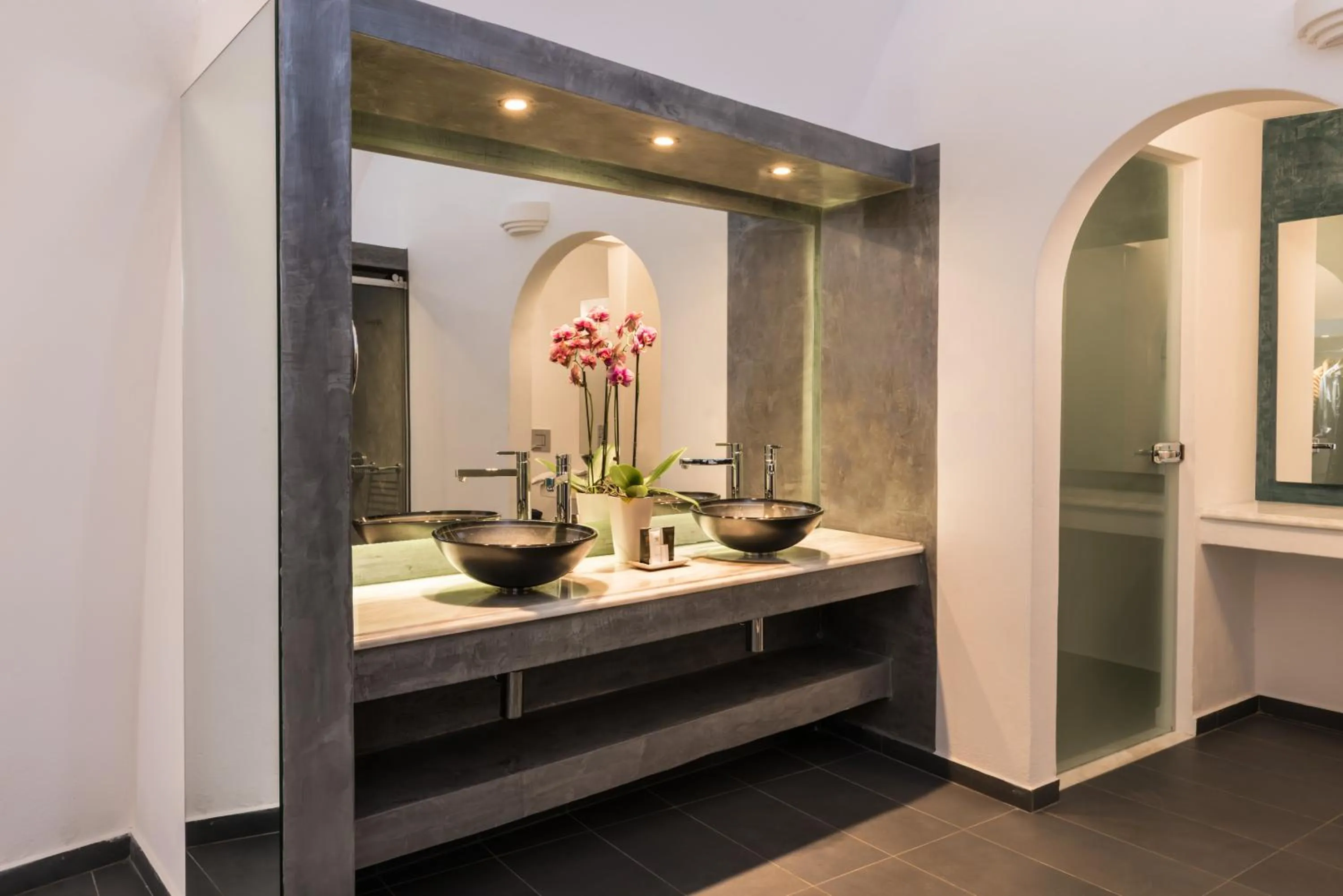 Shower in Anteliz Suites