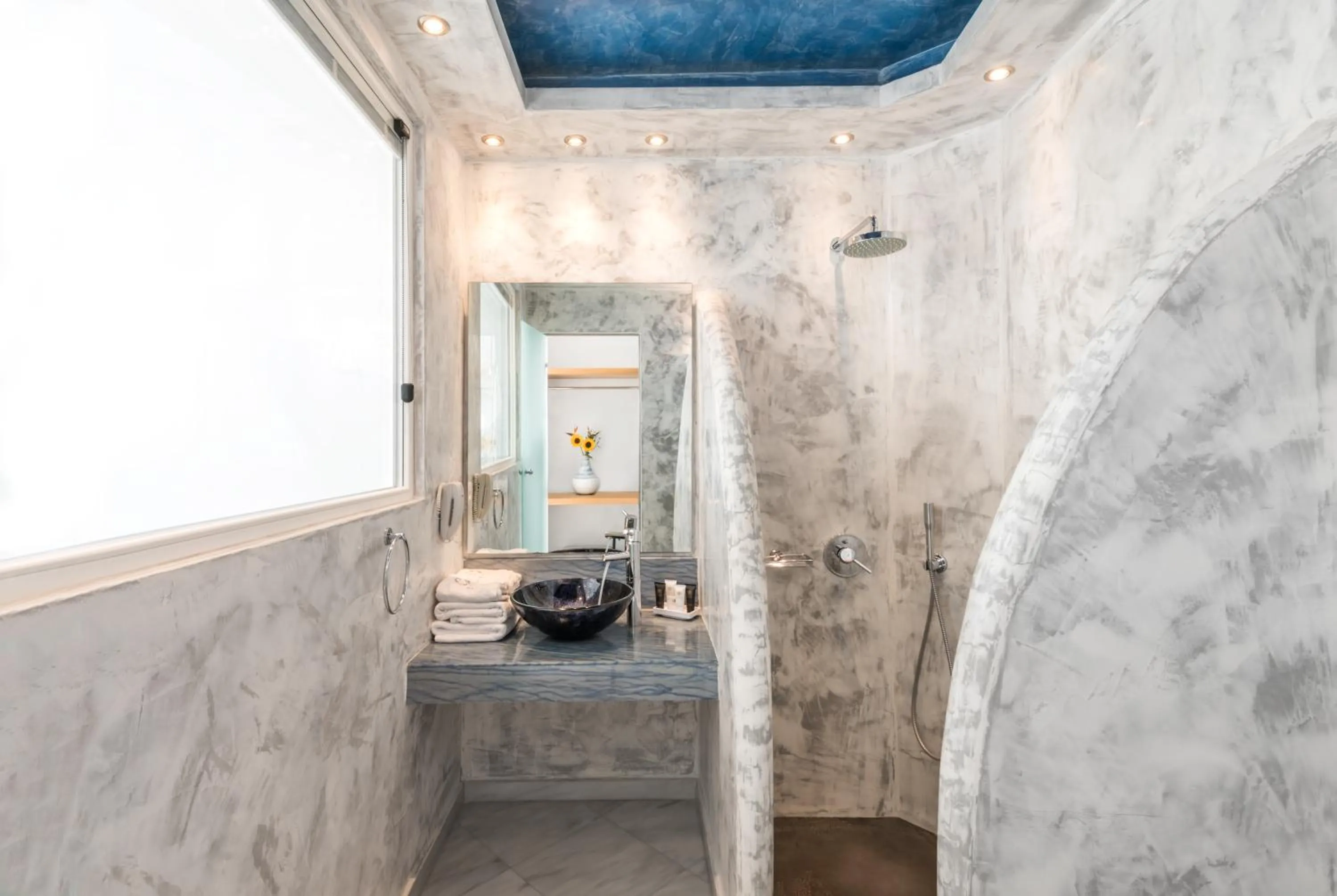 Shower in Anteliz Suites