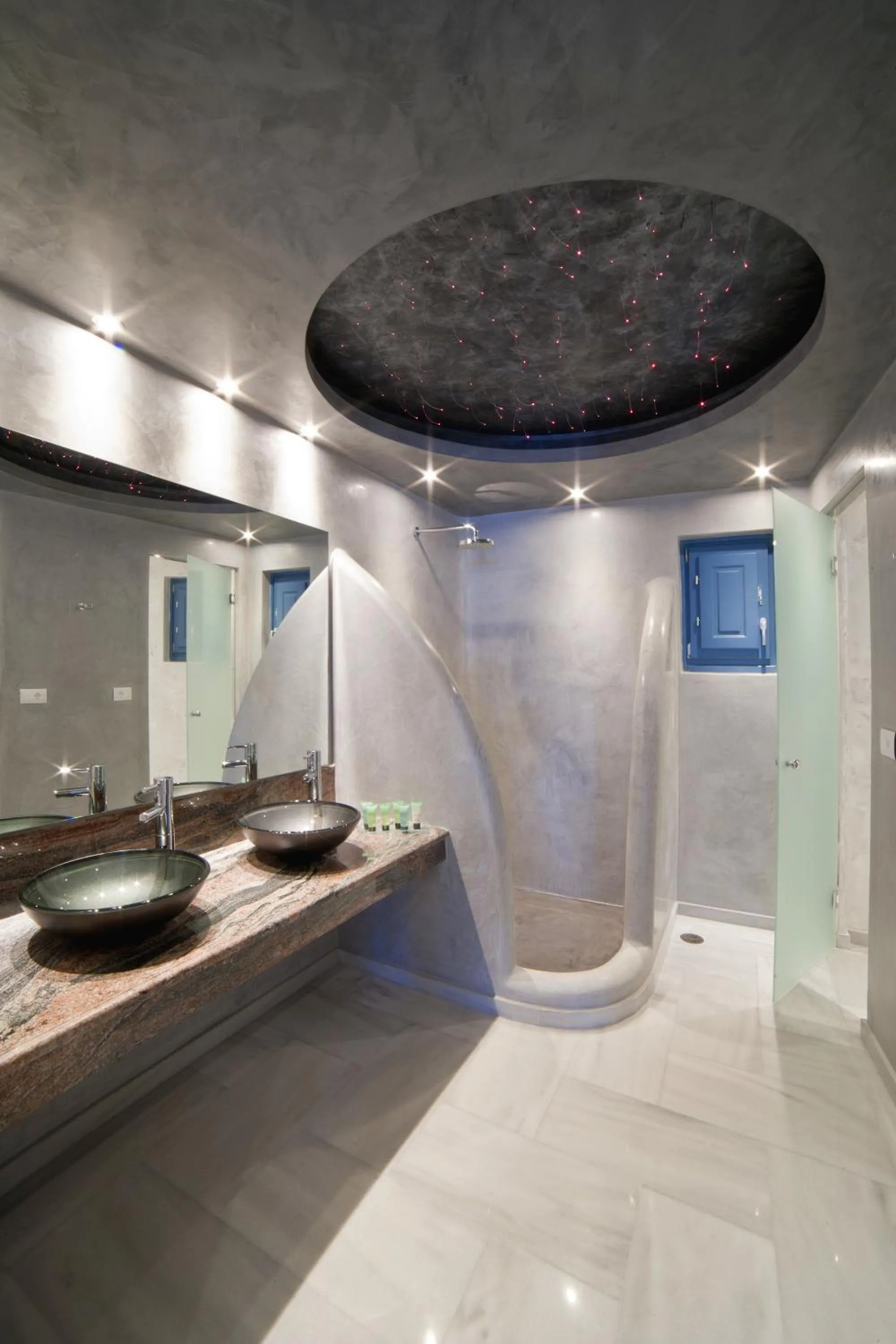 Shower in Anteliz Suites