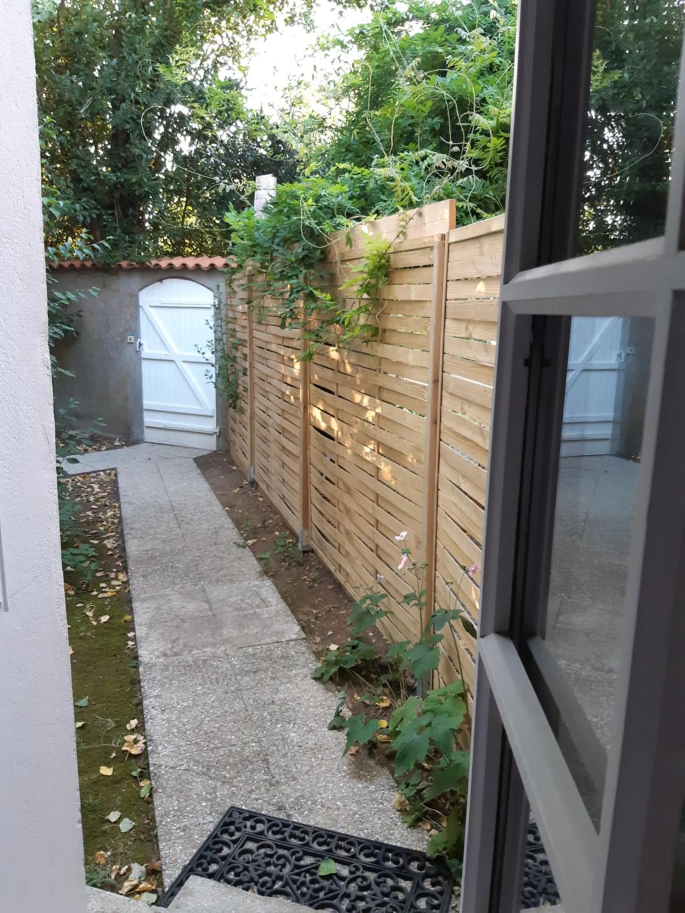 Facade/entrance in L'Abri d'Emilie