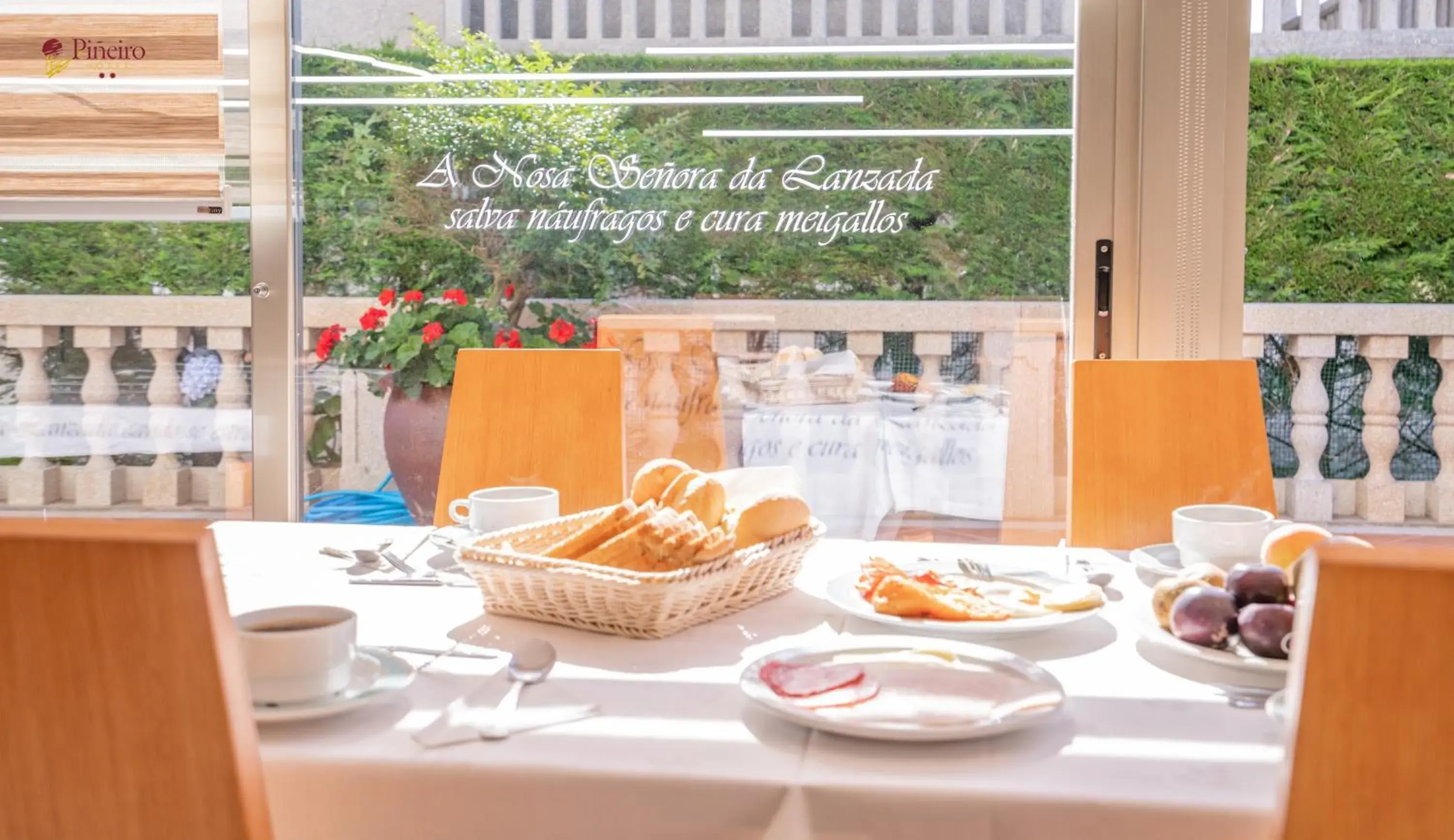 Restaurant/places to eat in Hotel Piñeiro 2 Estrellas Superior Restaurant/places to eat in Hotel Piñeiro 2 Estrellas Superior