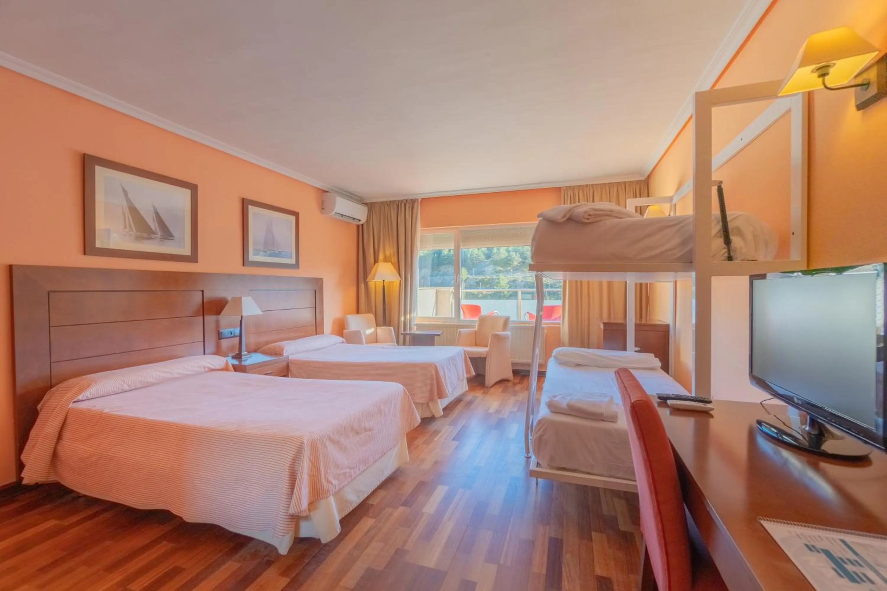 Communal lounge/ TV room, Bed in Hotel Náyade