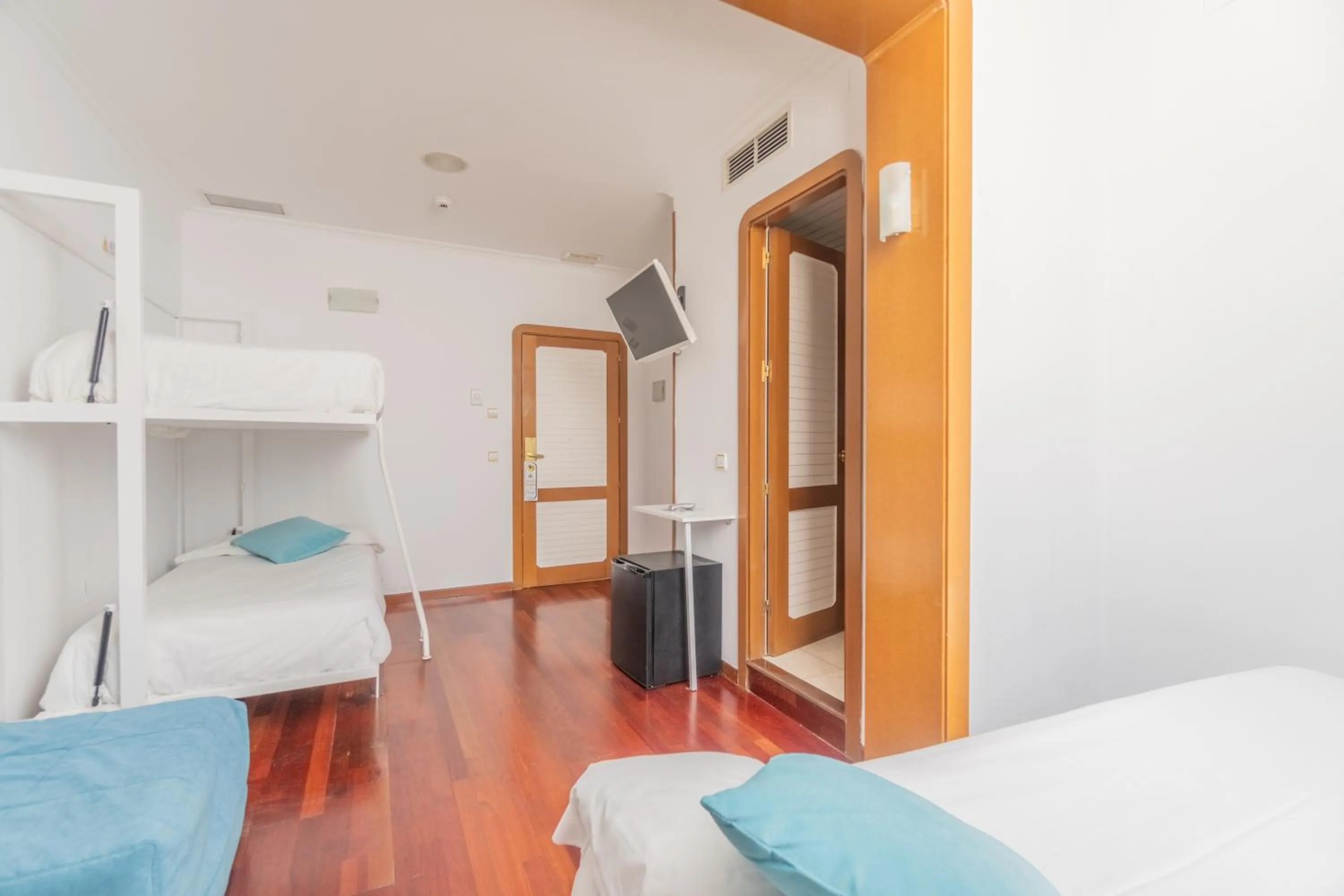 Communal lounge/ TV room, Bed in Hotel Náyade