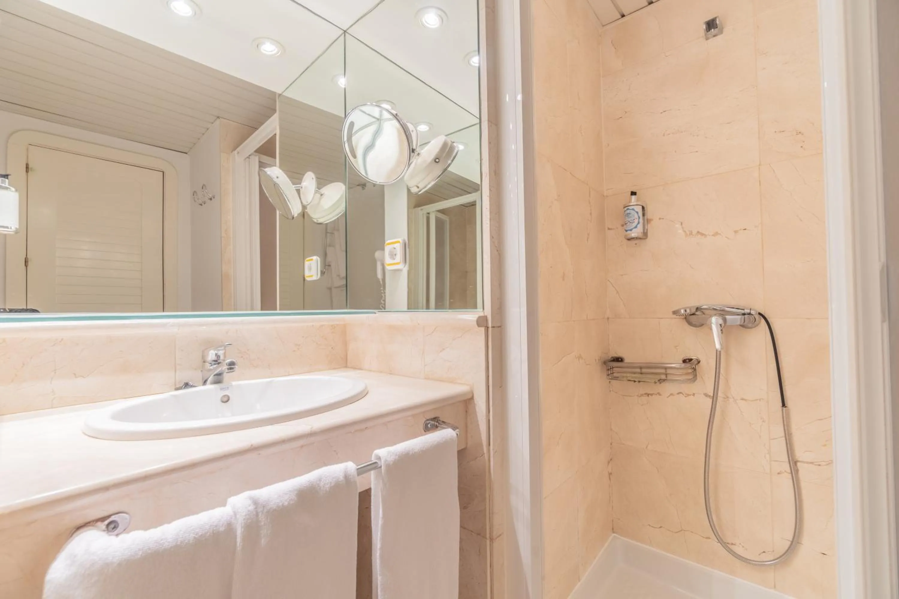 Shower in Hotel Náyade