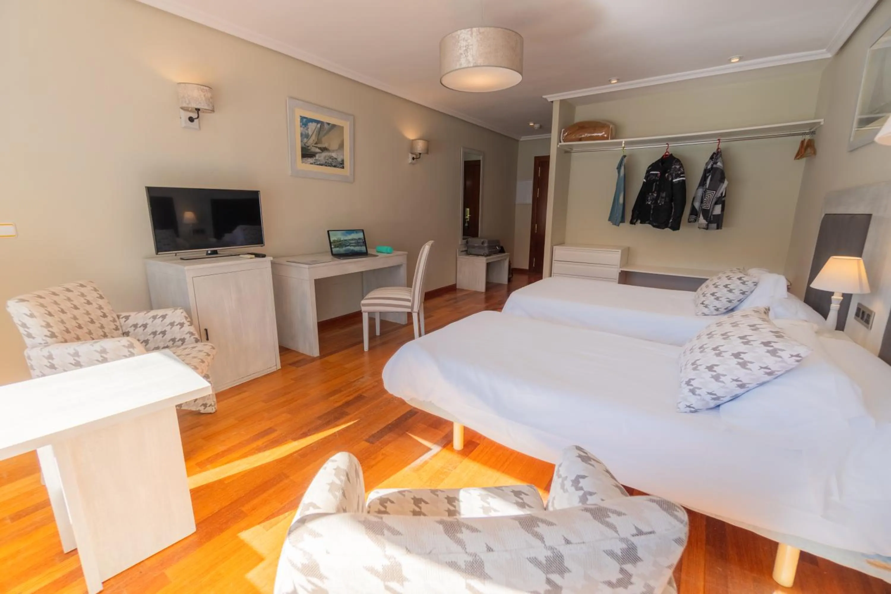 Communal lounge/ TV room, Bed in Hotel Náyade