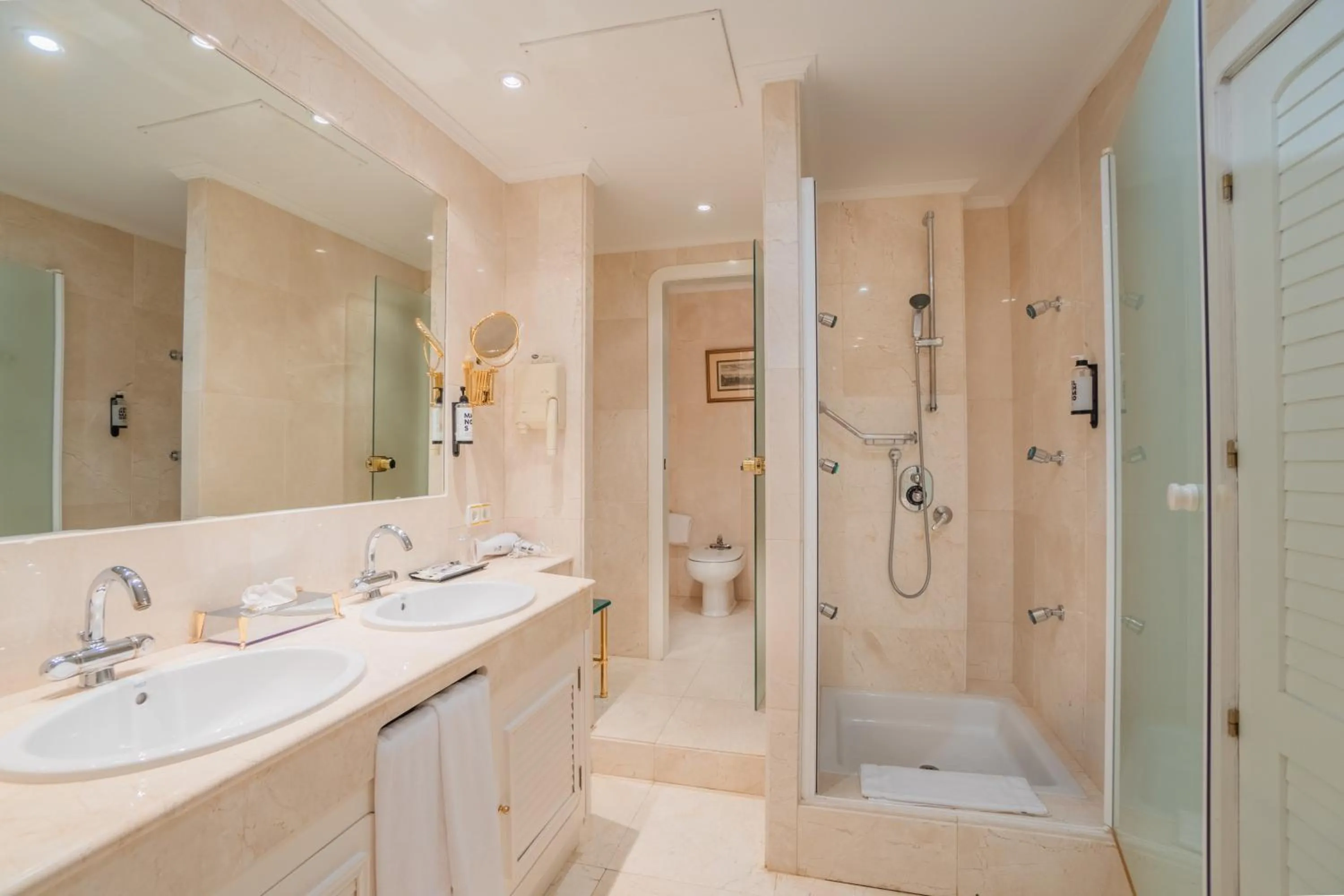 Shower in Hotel Náyade