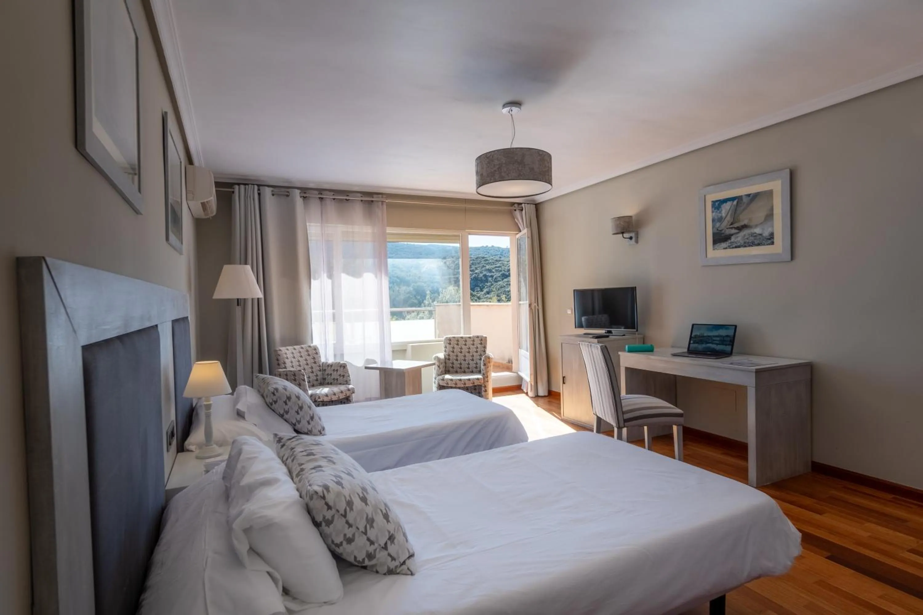 Communal lounge/ TV room, Bed in Hotel Náyade