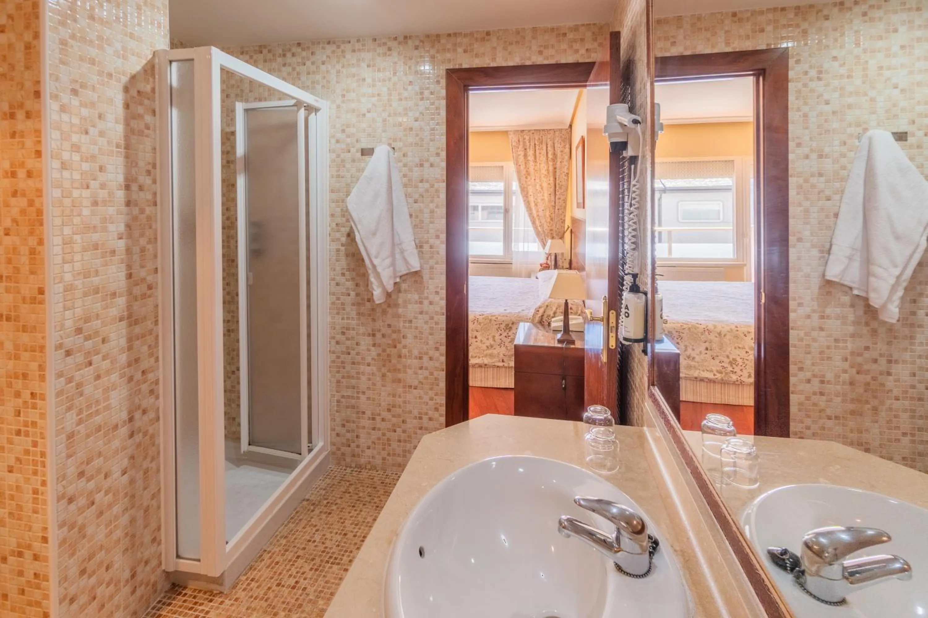 Shower in Hotel Náyade