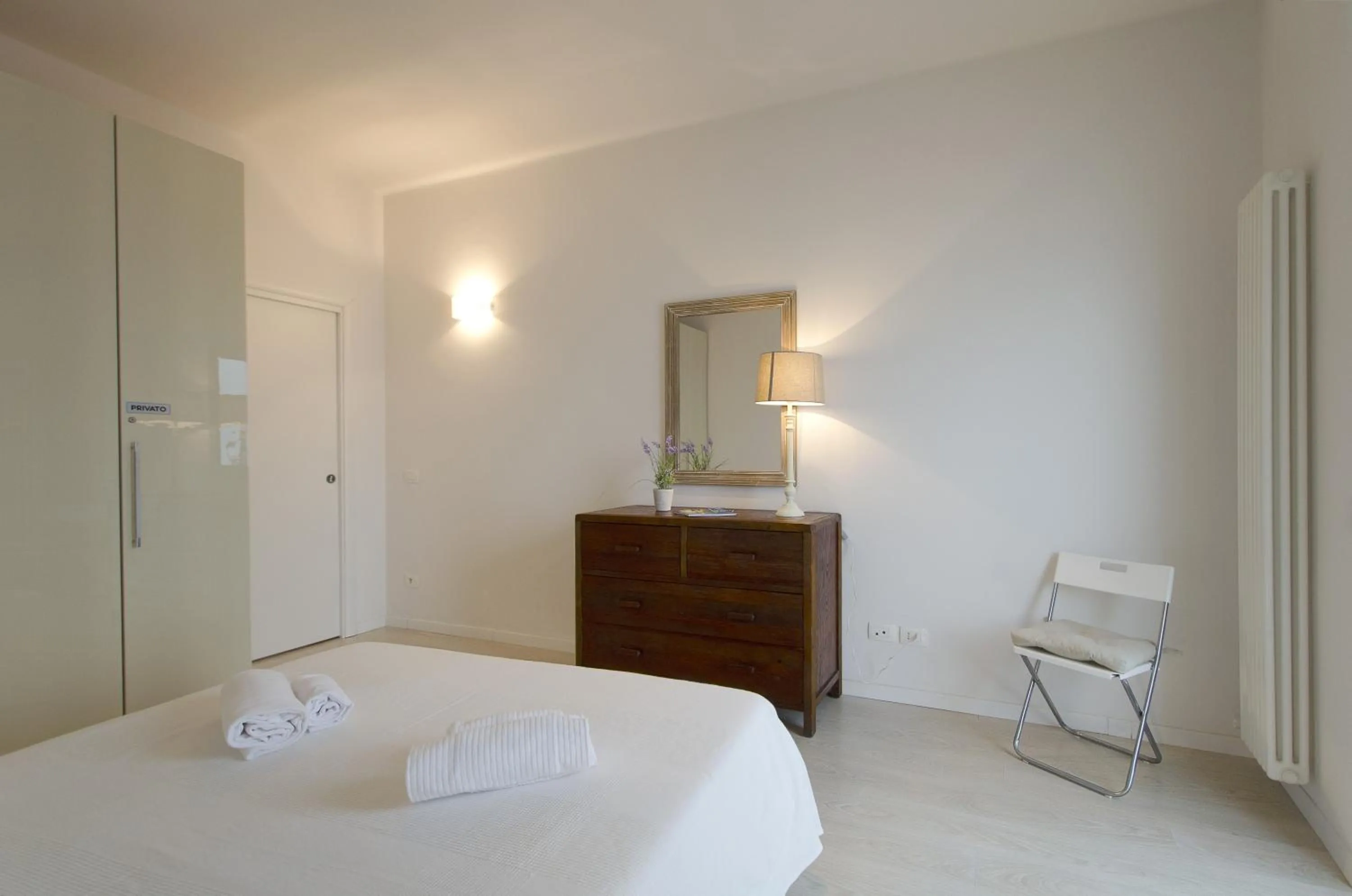 Living room, Bed in Appartamento a 5 metri dal lago