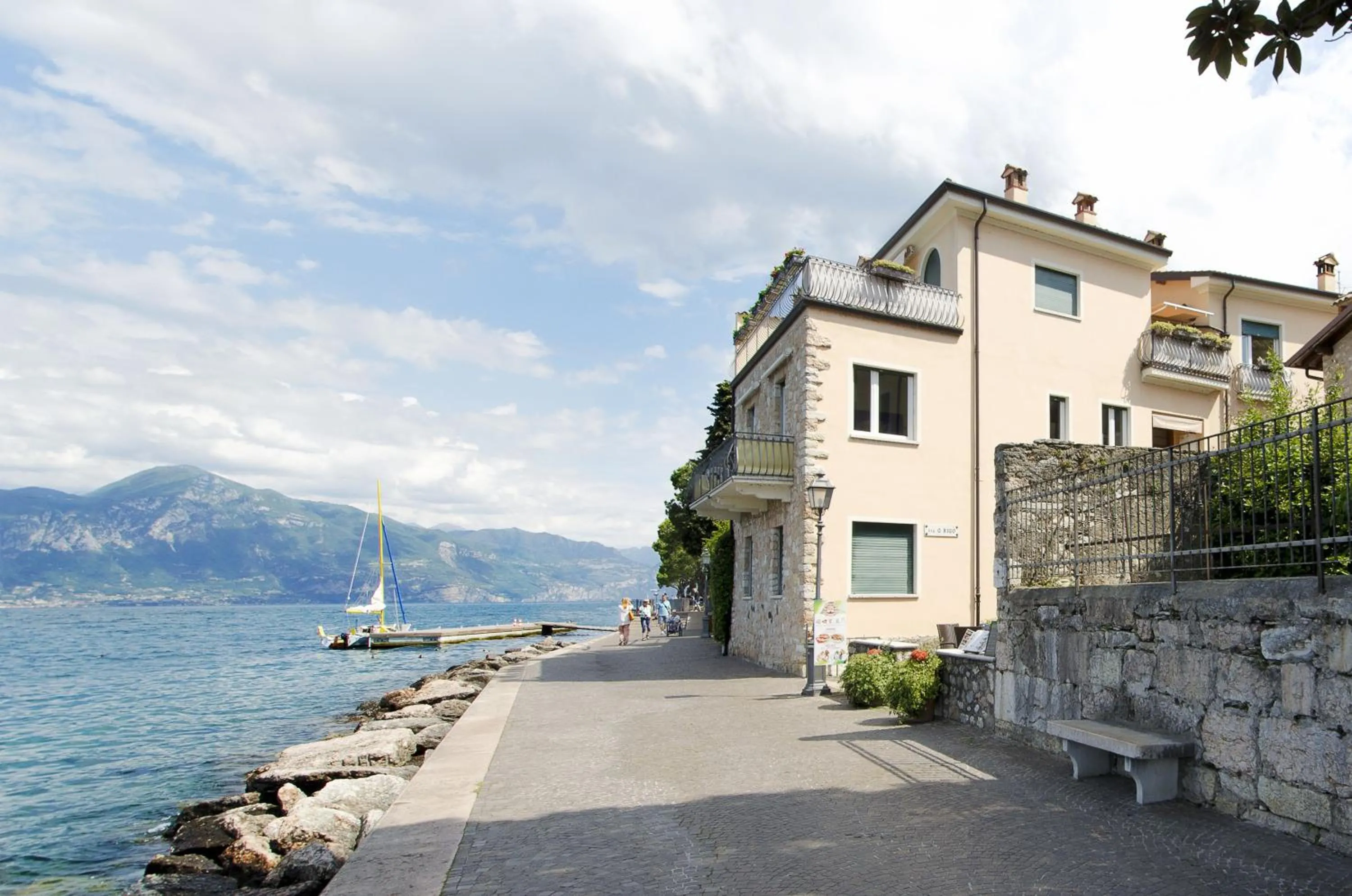 Property building in Appartamento a 5 metri dal lago