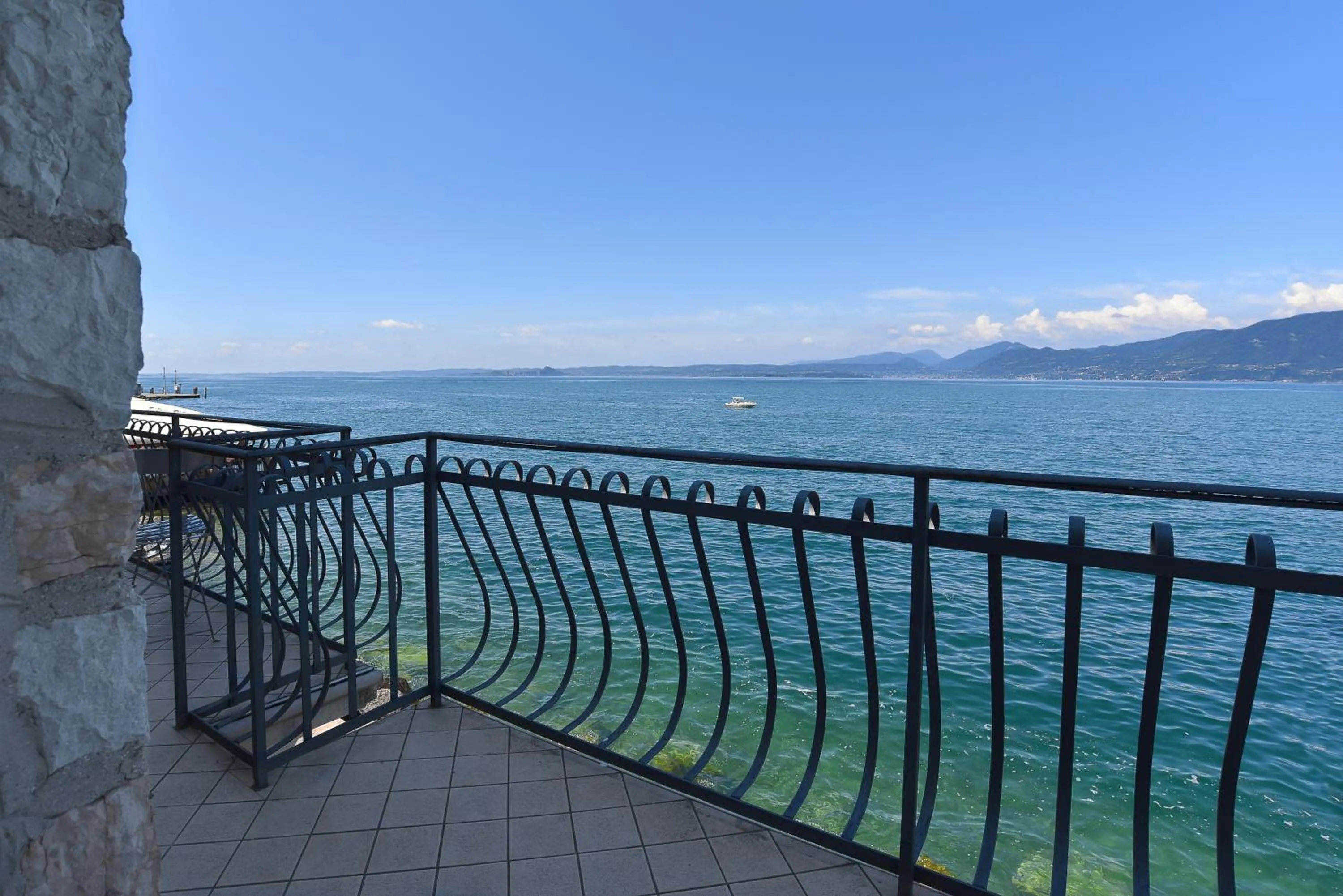 Property building in Appartamento a 5 metri dal lago