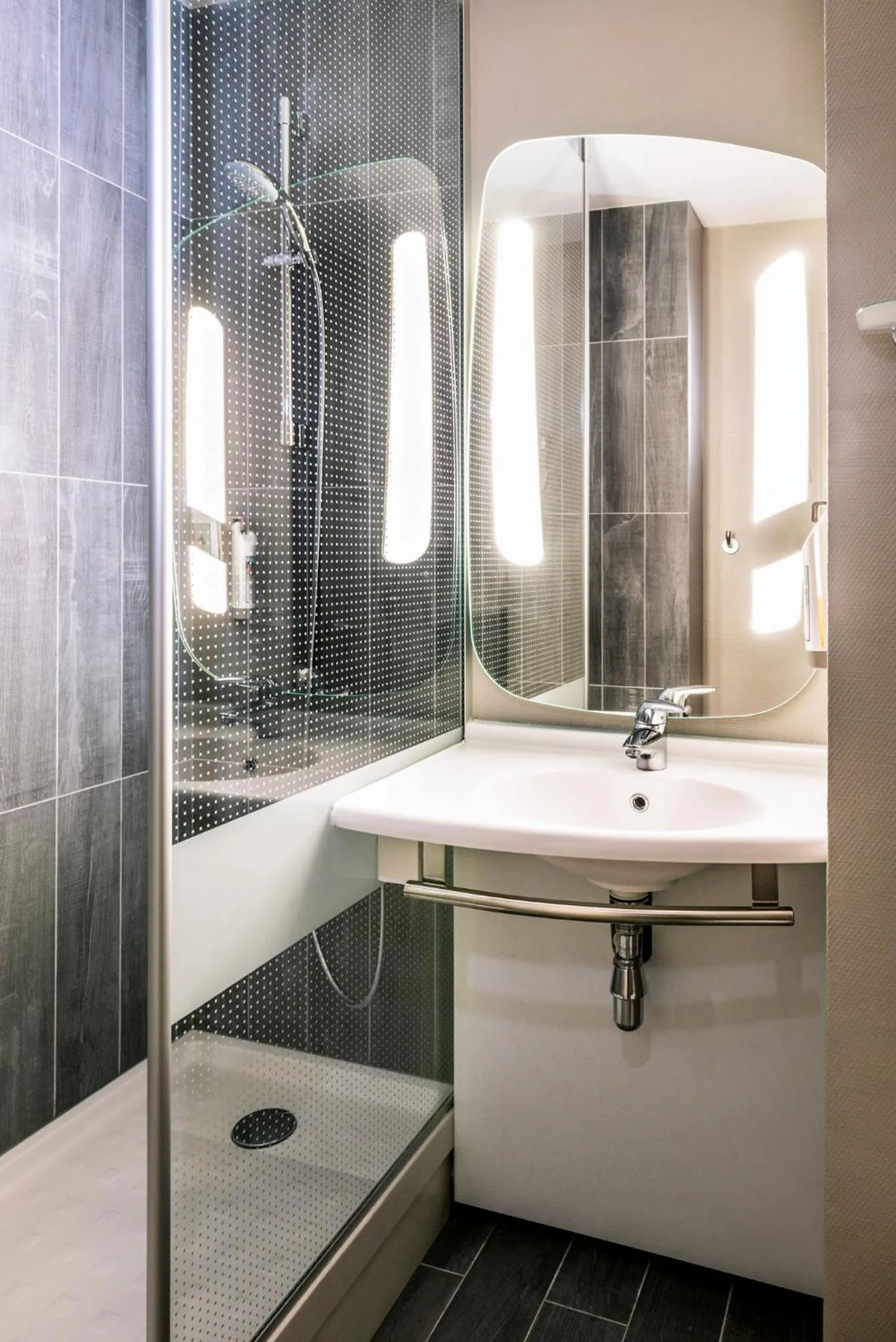 Shower in ibis Paris Le Bourget