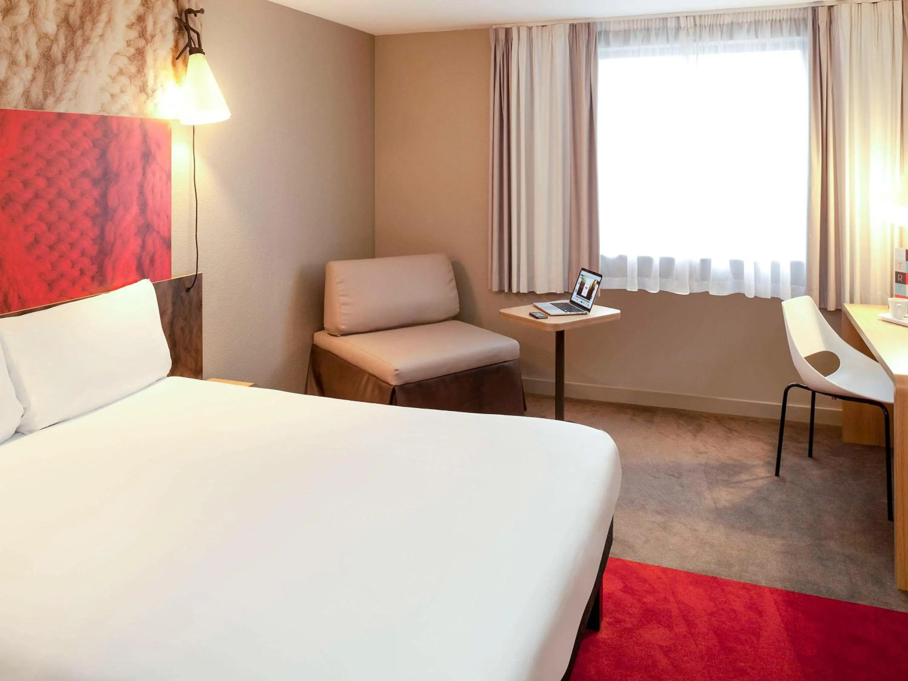 Bedroom, Bed in ibis Paris Le Bourget