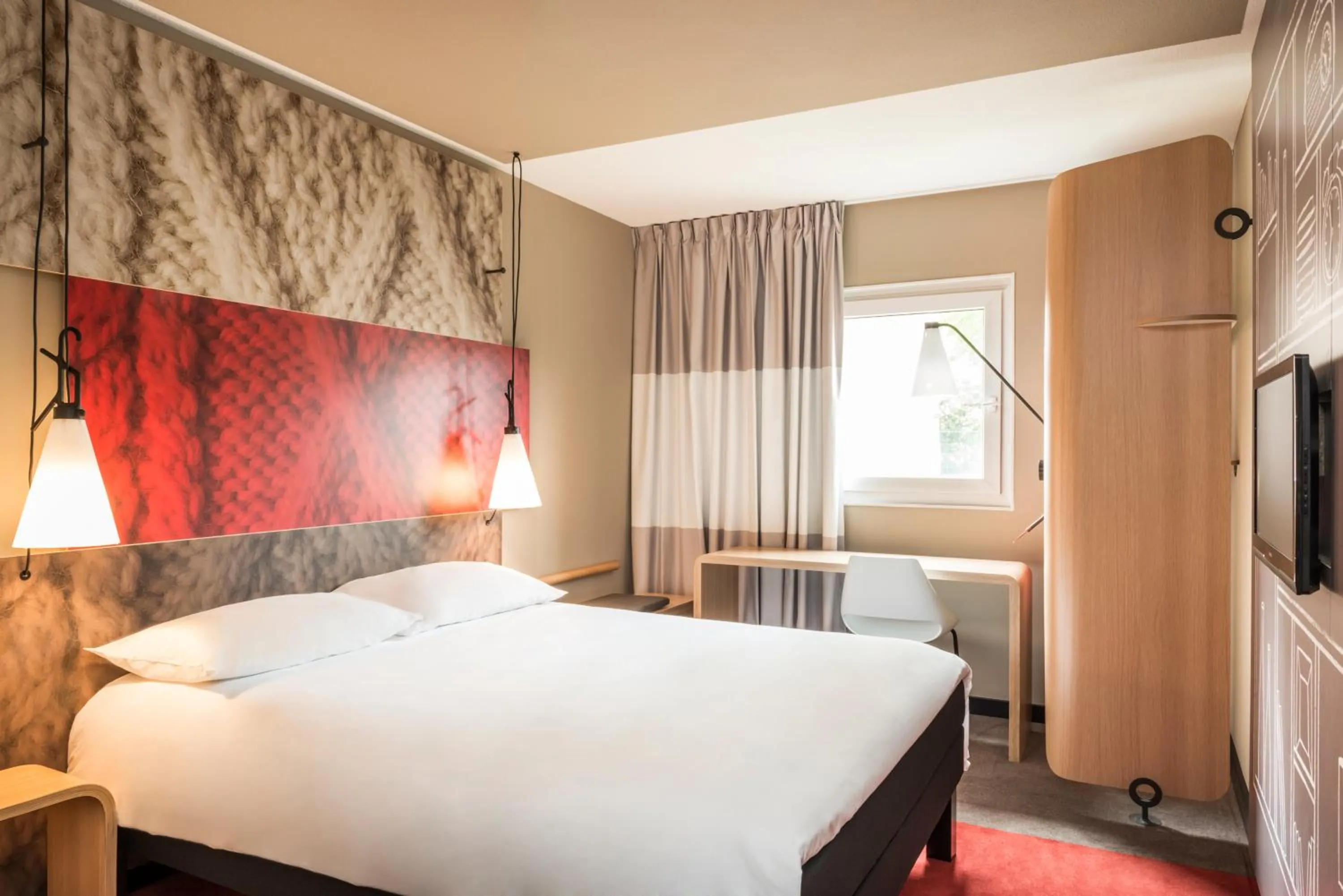 Bed in ibis Paris Le Bourget