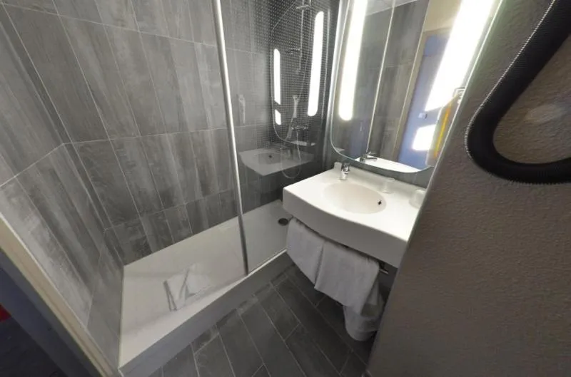 Shower in ibis Paris Le Bourget